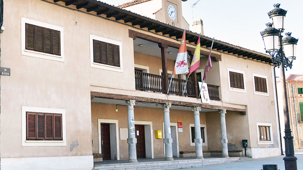 Fachada del Ayuntamiento de Escalona del Prado. / E.A.
