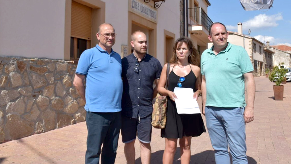 Dirigentes y representantes del PSOE registraron ayer la instancia en el Ayuntamiento de Sotosalbos. / El Adelantado