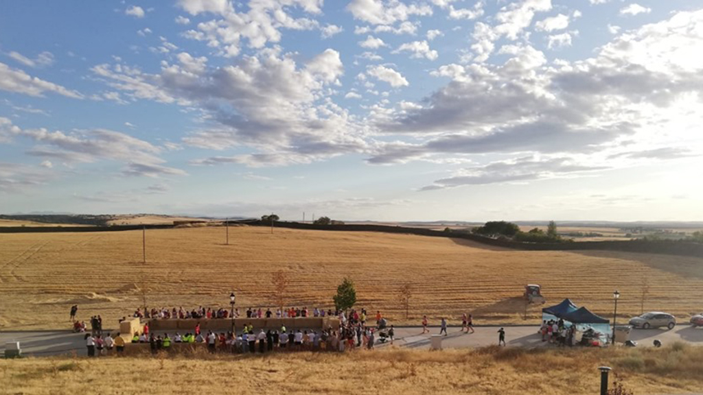 El campo de fútbol estaba delimitado por paquetes de paja. / El Adelantado