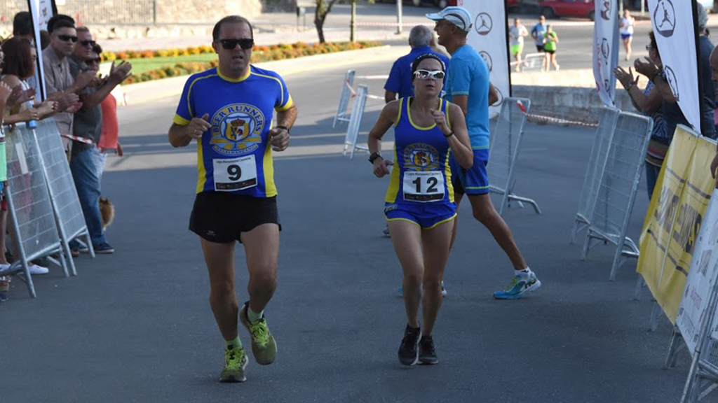 Dos participantes cruzando la meta en la pasada edición. / David Rubio