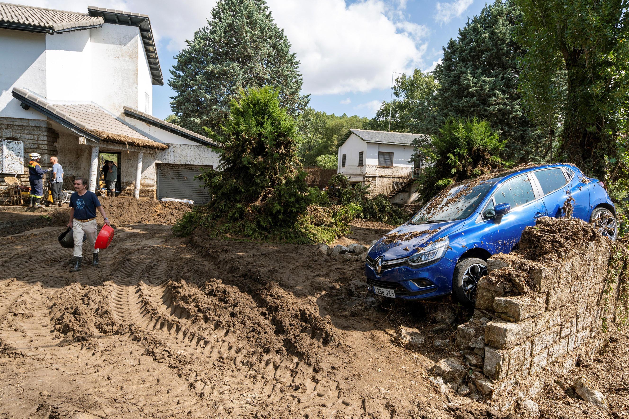 Aspecto que presentaba en la mañana de ayer la zona más afectada por la tromba de agua en Las Navas del Marqués. / EFE