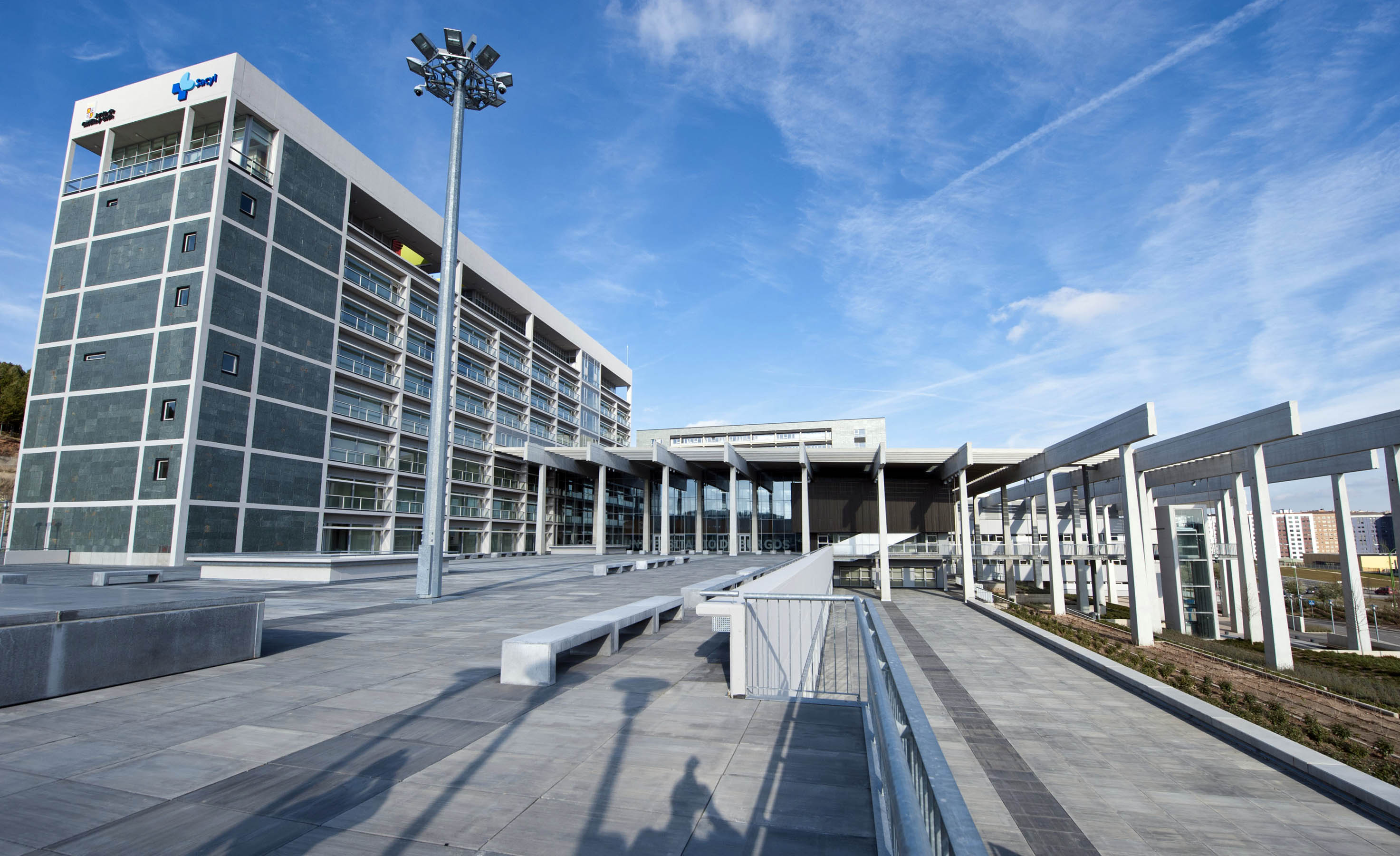 Los socialistas plantearán propuestas para que las Cortes reviertan el Hospital Universitario de Burgos. / AGENCIAS