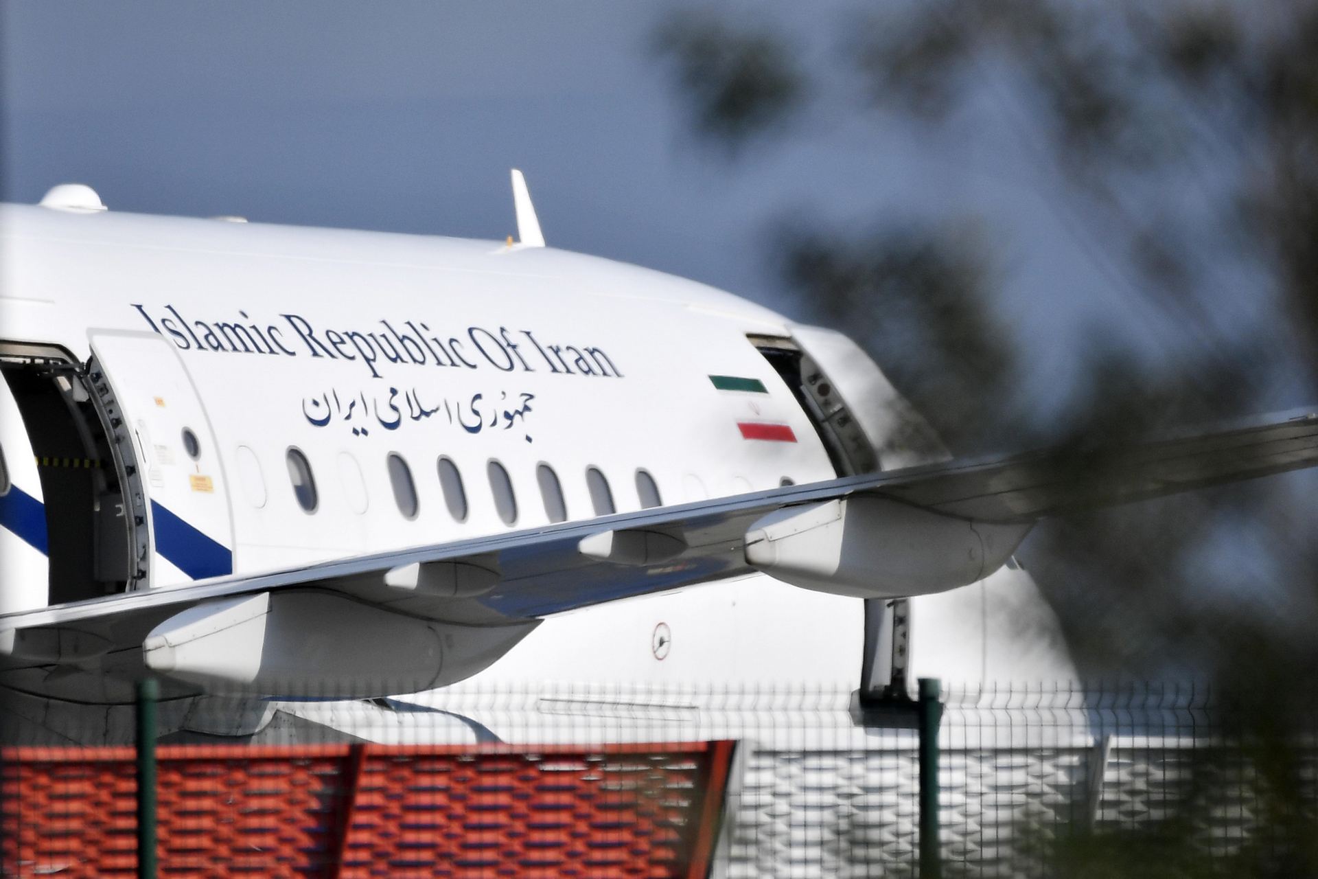 El avión en el que ha viajado el jefe de la diplomacia iraní, Mohamad Yavad Zarif, en el aeropuerto de Biarritz. / EFE