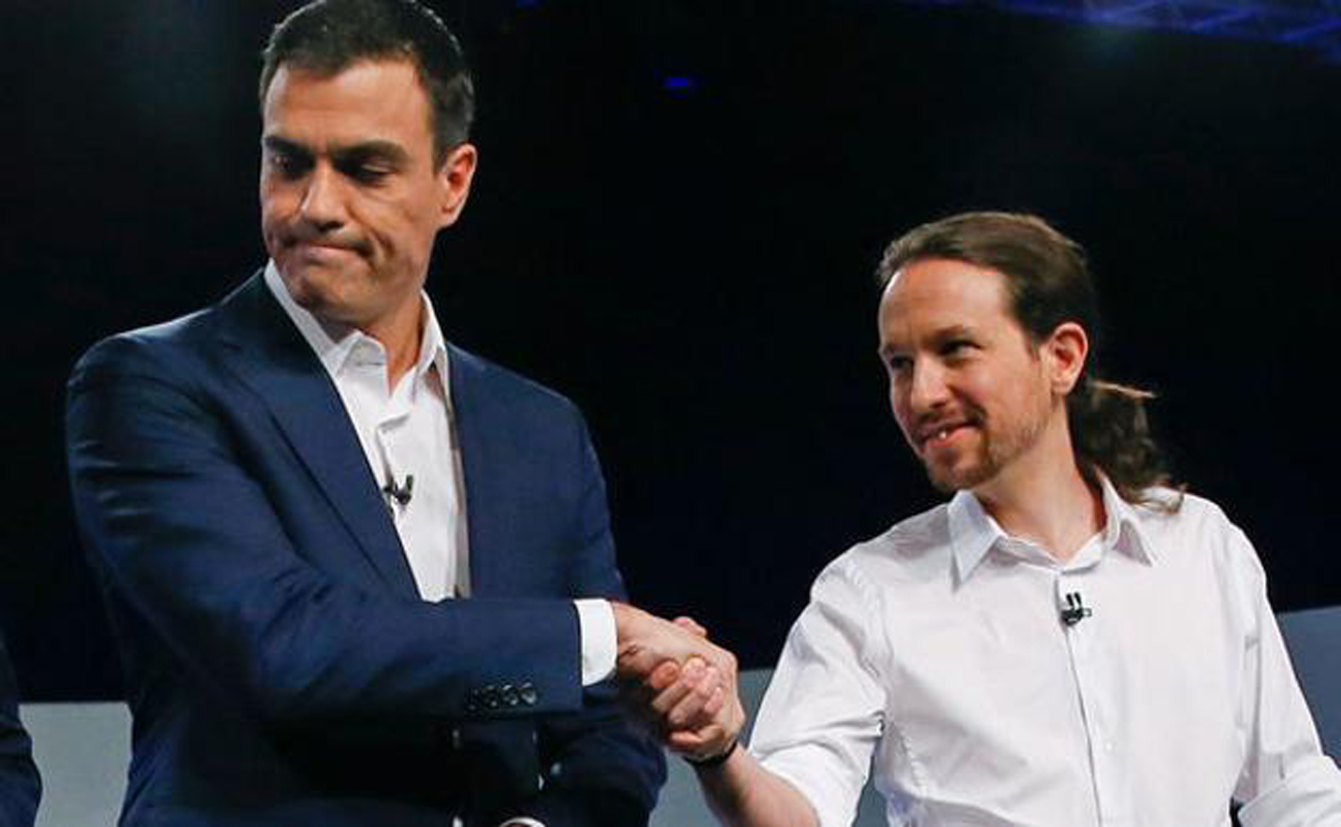 El tiempo para resolver el bloqueo politico apremia a Pedro Sánchez (i) y Pablo Iglesias a conseguir un acuerdo. / EFE