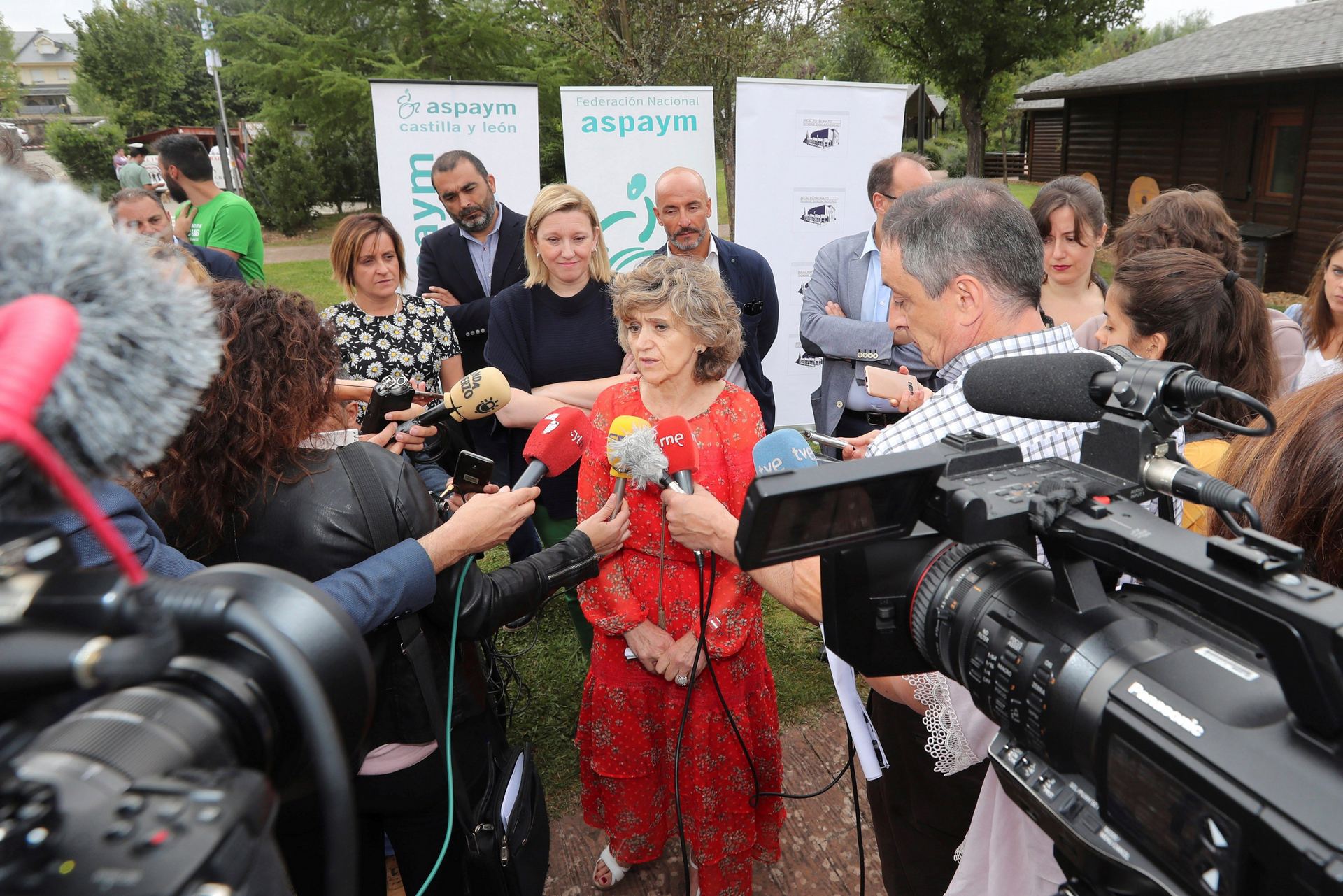 La ministra de Sanidad declara ante los medios durante su visita a las instalaciones del Bosque de los Sueños.