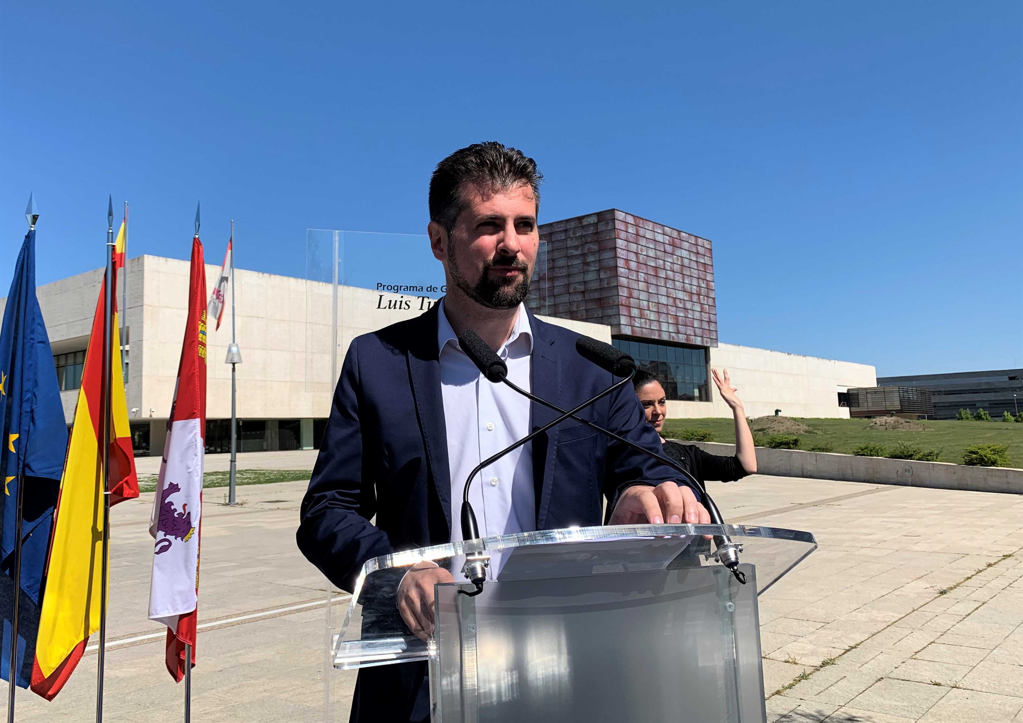 Luis Tudanca, en una comparecencia anterior ante la sede de las Cortes de Castilla y León. / E.P.