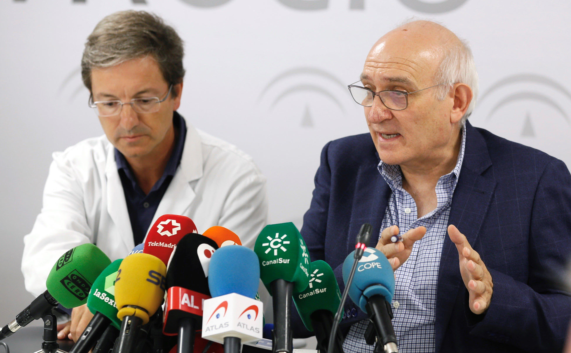 El subdirector de Protección de la Salud de la Junta de Andalucía, Jesús Peinado (dcha), junto al portavoz del grupo de seguimiento para este brote de listeriosis, el doctor José Miguel Cisneros (izq). / EFE