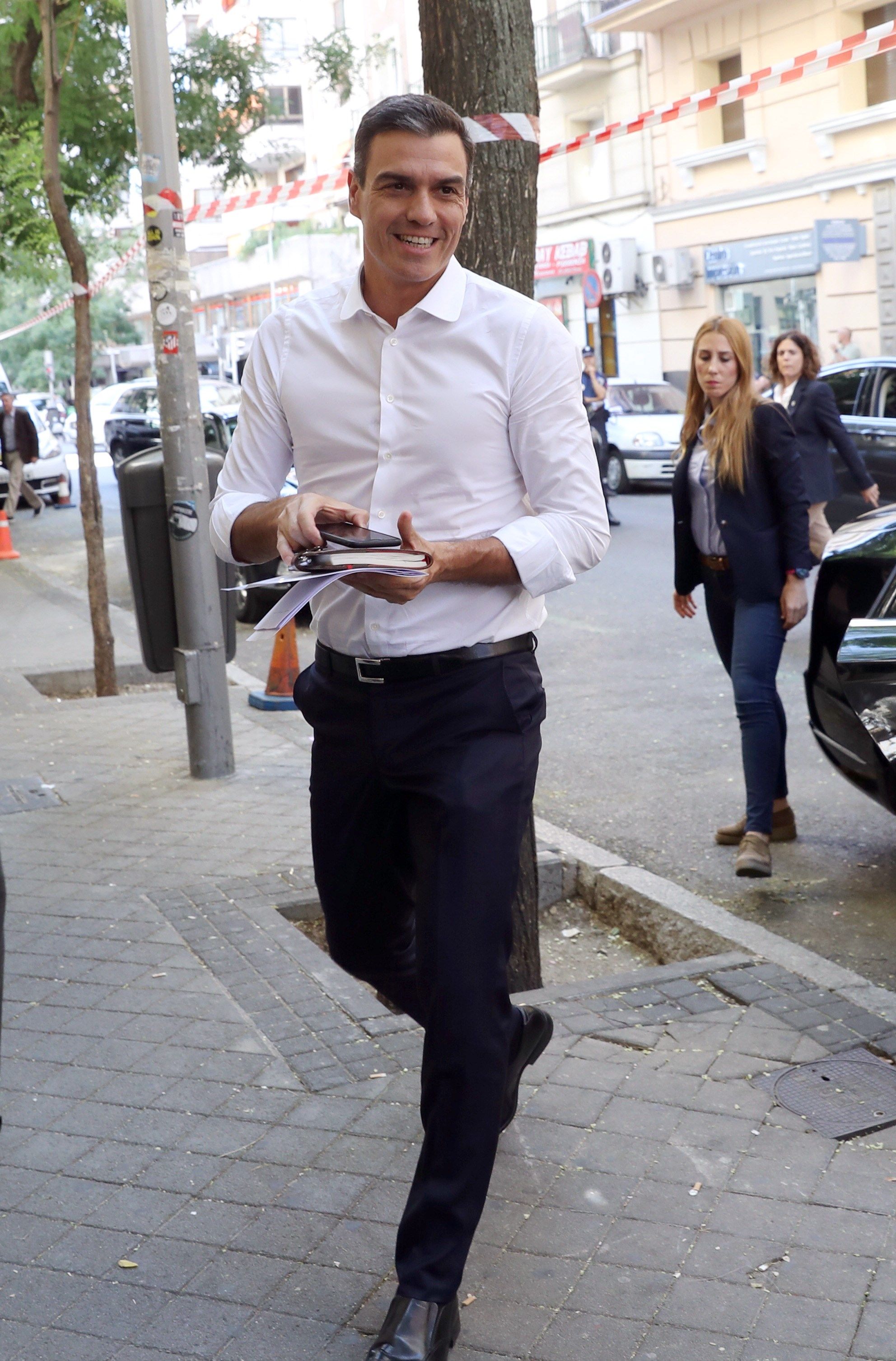 Pedro Sánchez a su llegada a la reunión con colectivos sociales. / EFE