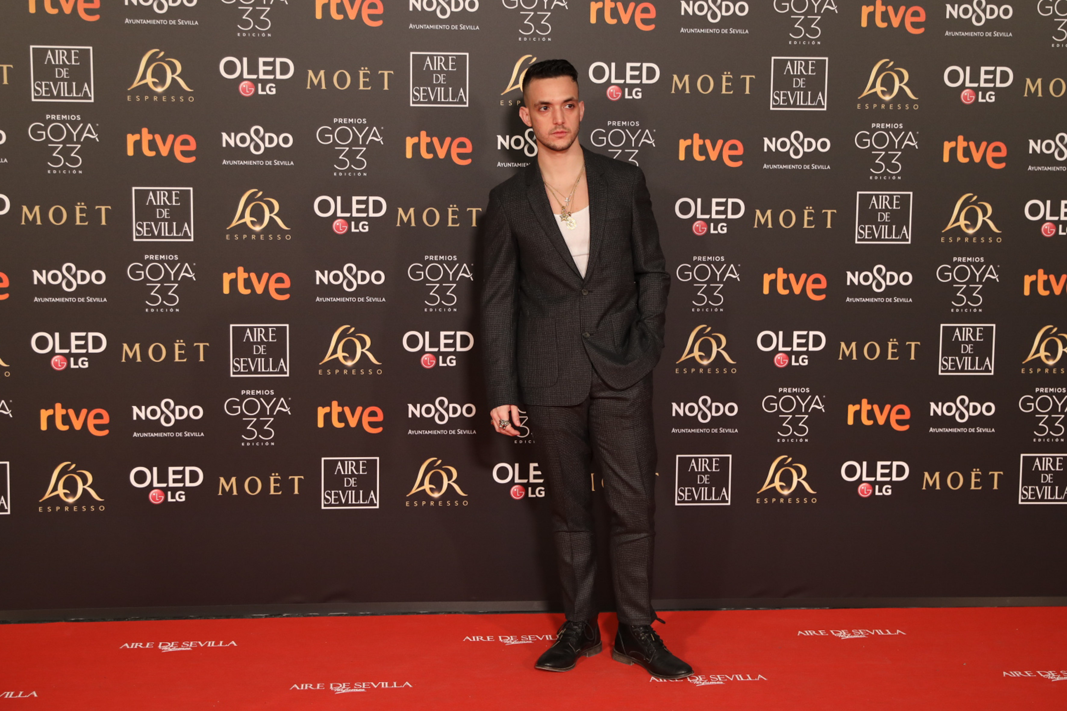 El cantante C. Tangana posa ante la prensa en la última edición de los Premios Goya en Sevilla. / europa press