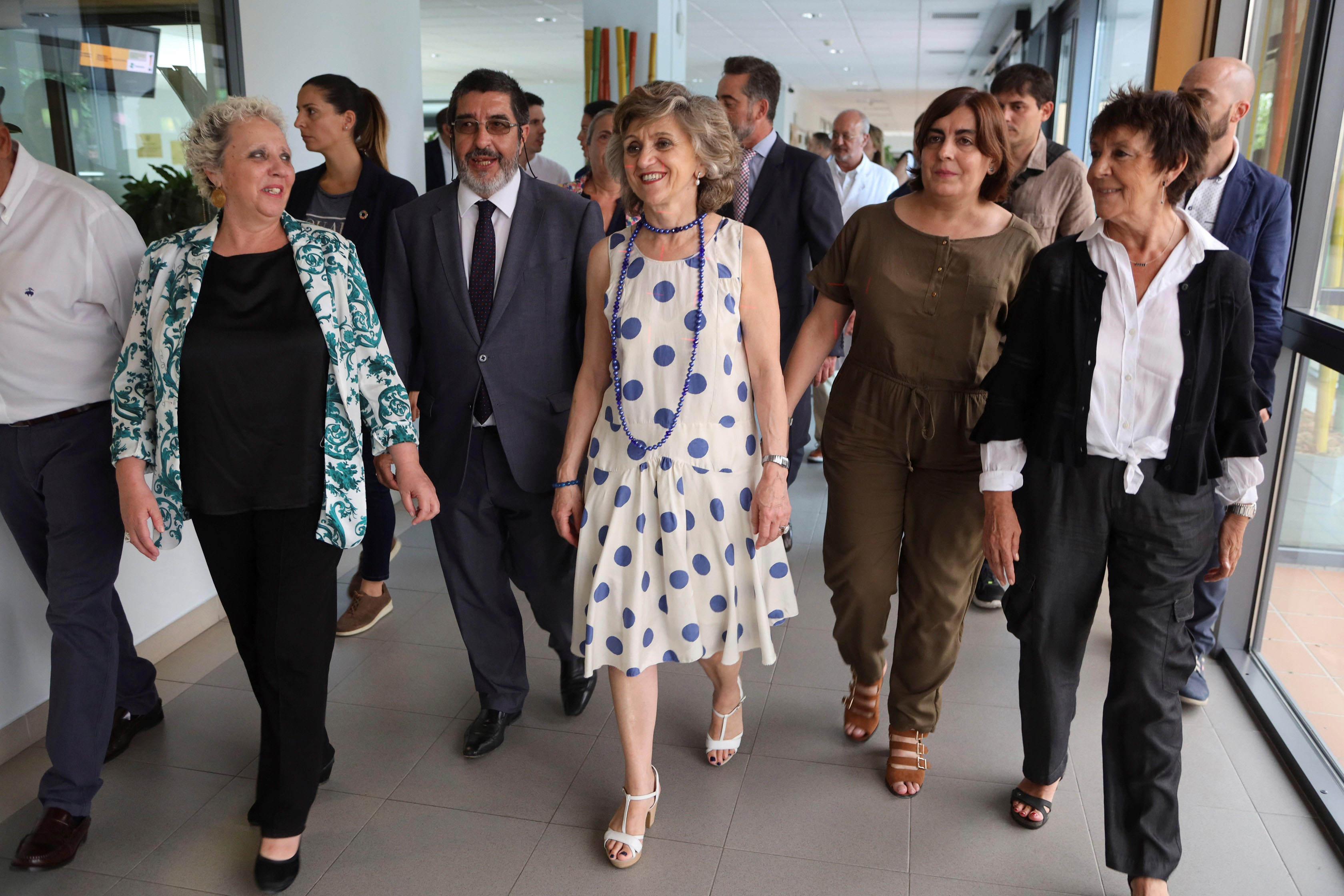 María Luisa Carcedo, en su visita al Centro de Referencia Estatal de Atención a Personas con Enfermedad de Alzhéimer. / EFE