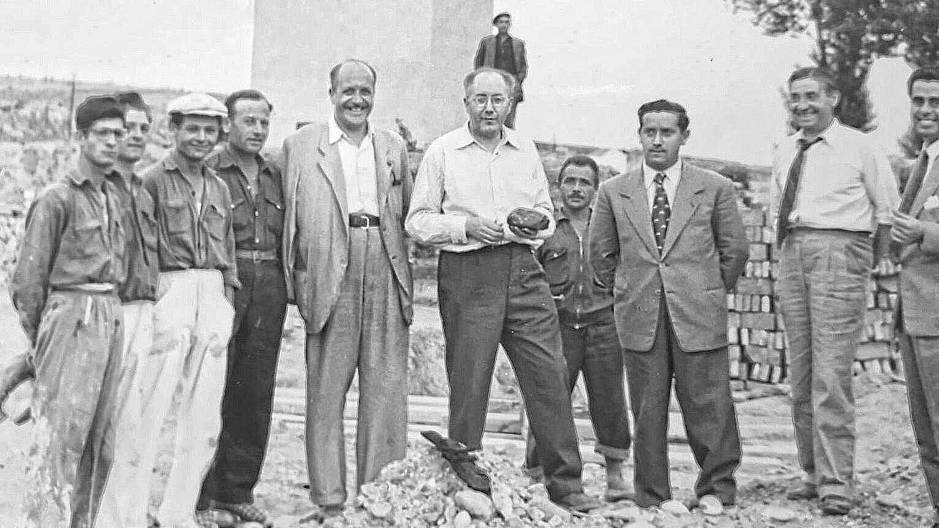 D. Tomás Calleja, con chaqueta y corbata, junto a D. Julio Martinez Santa-Olalla en una de sus visitas como Comisario General de Excavaciones a tierras de Segovia en fecha no precisa (años 50?). [Foto inédita propiedad Legado de D. Tomás Calleja Guijarro].