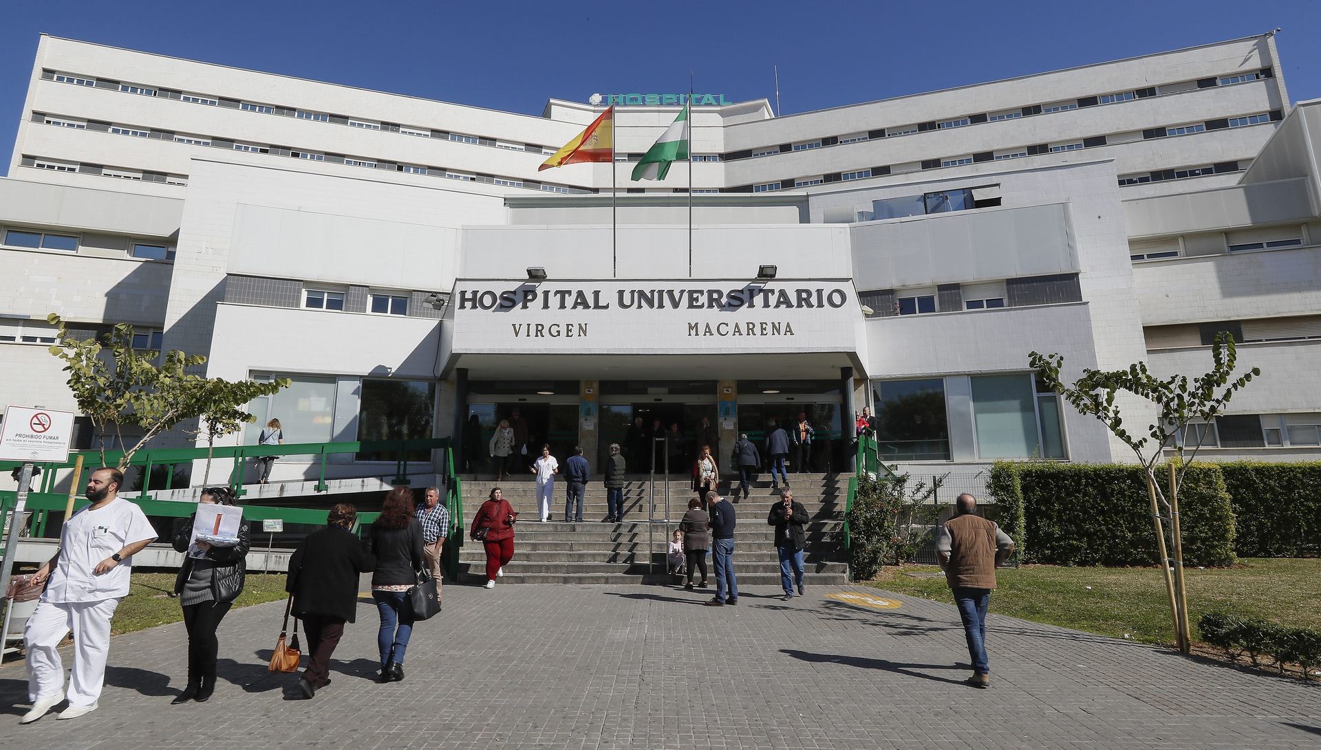 El Hospital Universitario Virgen Macarena en Sevilla, en donde permanecen ingresados varios afectados. / efe