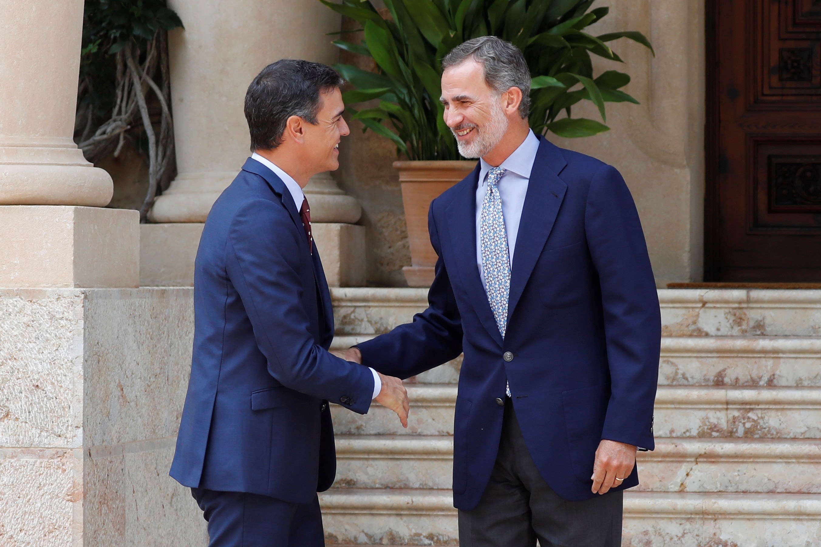 Pedro Sánchez junto al rey Felipe VI en su encuentro en Marivent. / EFE