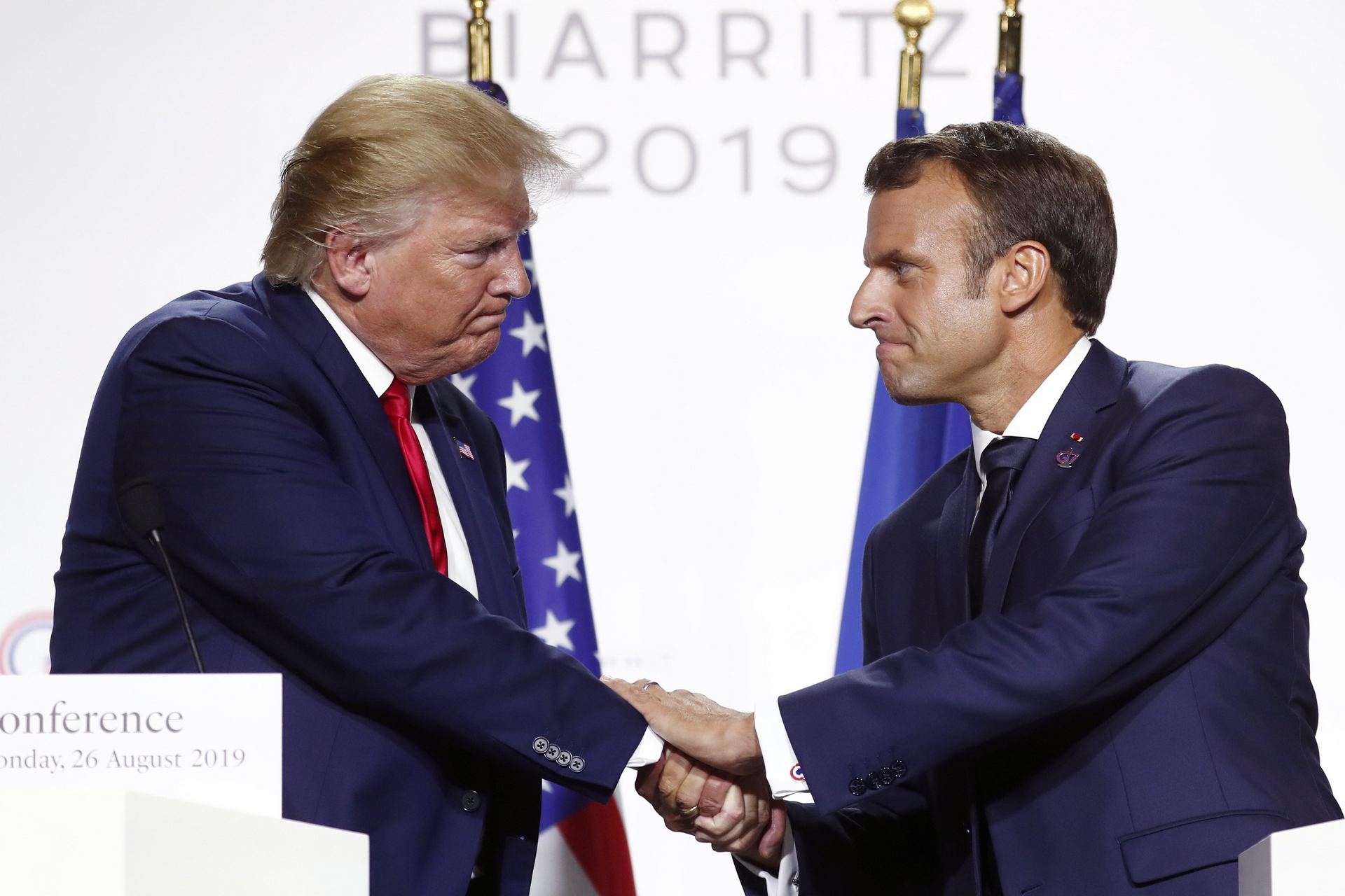 El presidente de Estados Unidos, Donald Trump, estrecha la mano al mandatario francés, Emmanuel Macron. / EFE