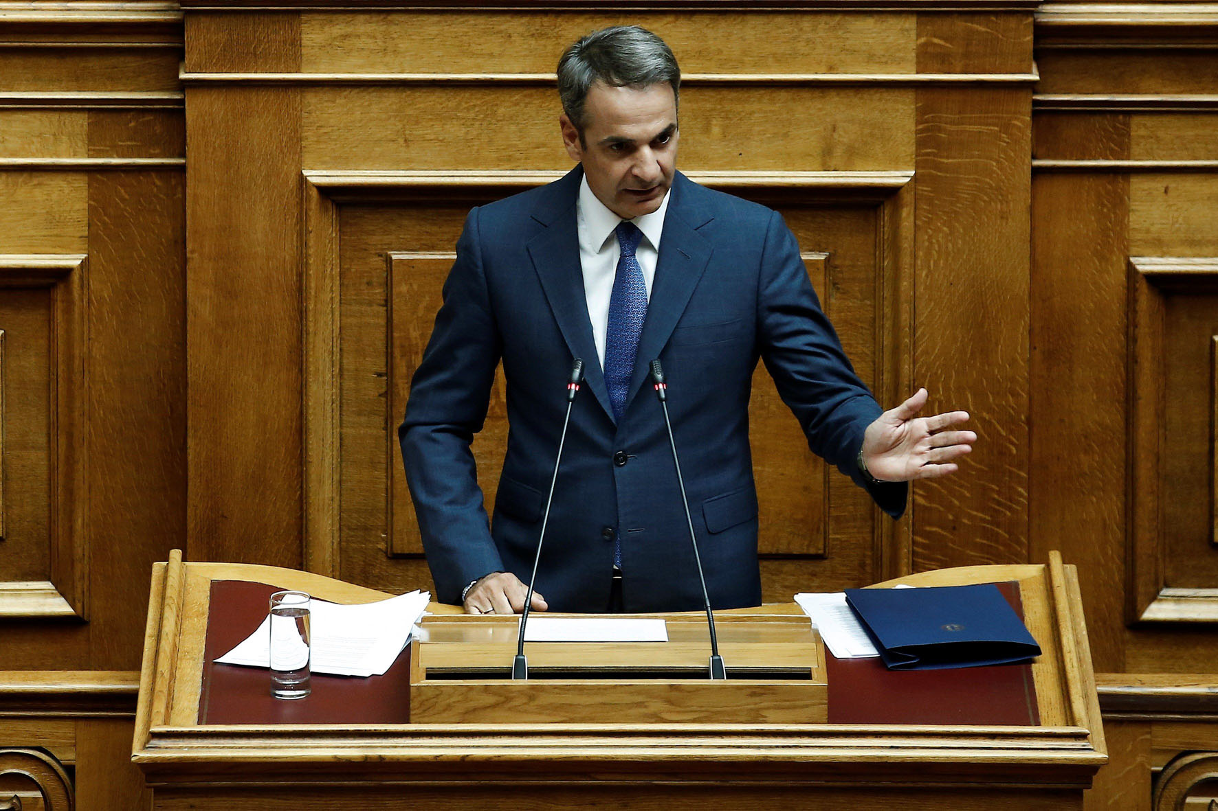 El primer ministro de Grecia, Kyriakos Mitsotakis, en el Parlamento. / EFE
