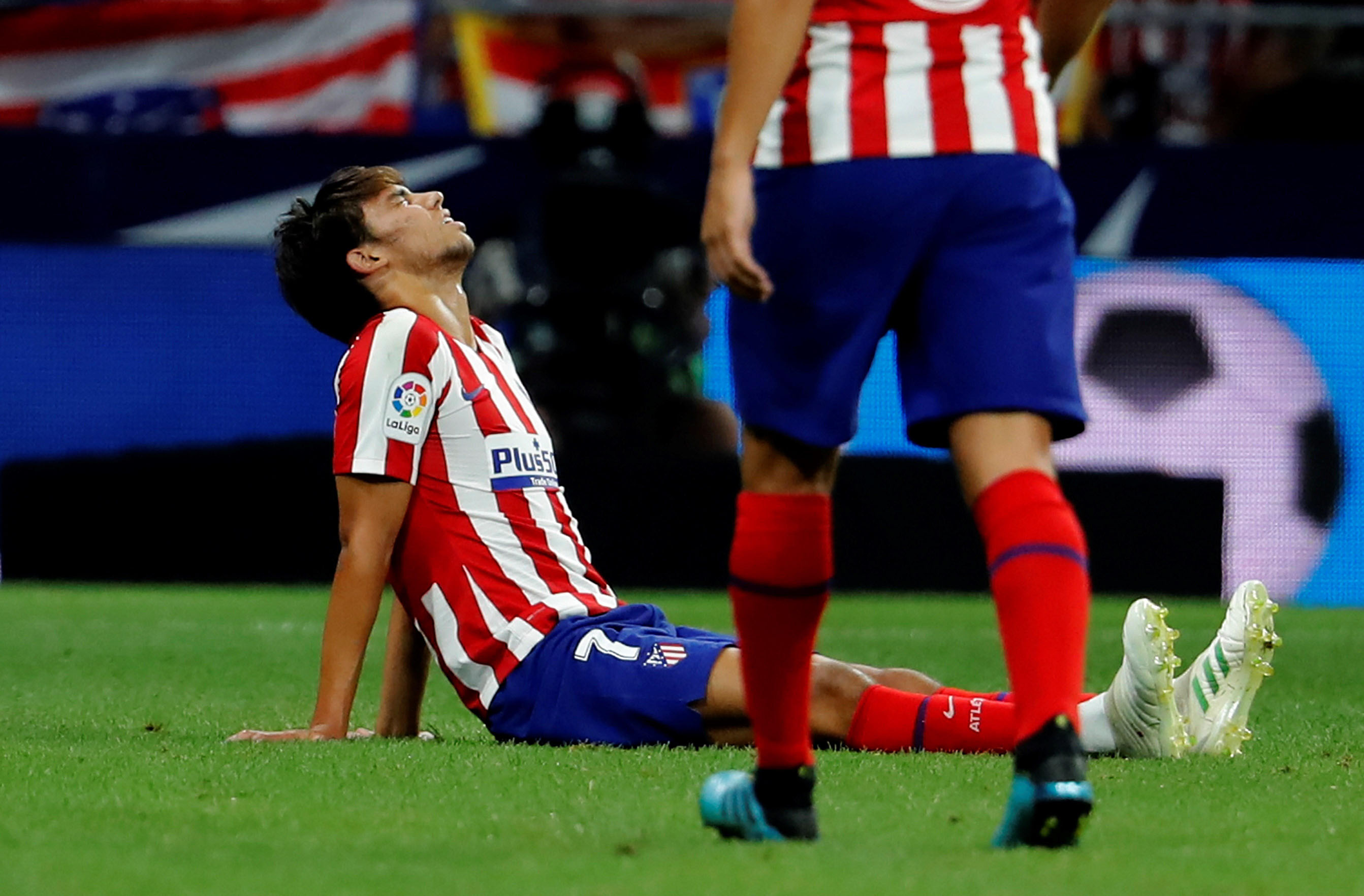 Joao Félix se duele en el césped antes de ser sustituido en el partido contra el Getafe. / EFE