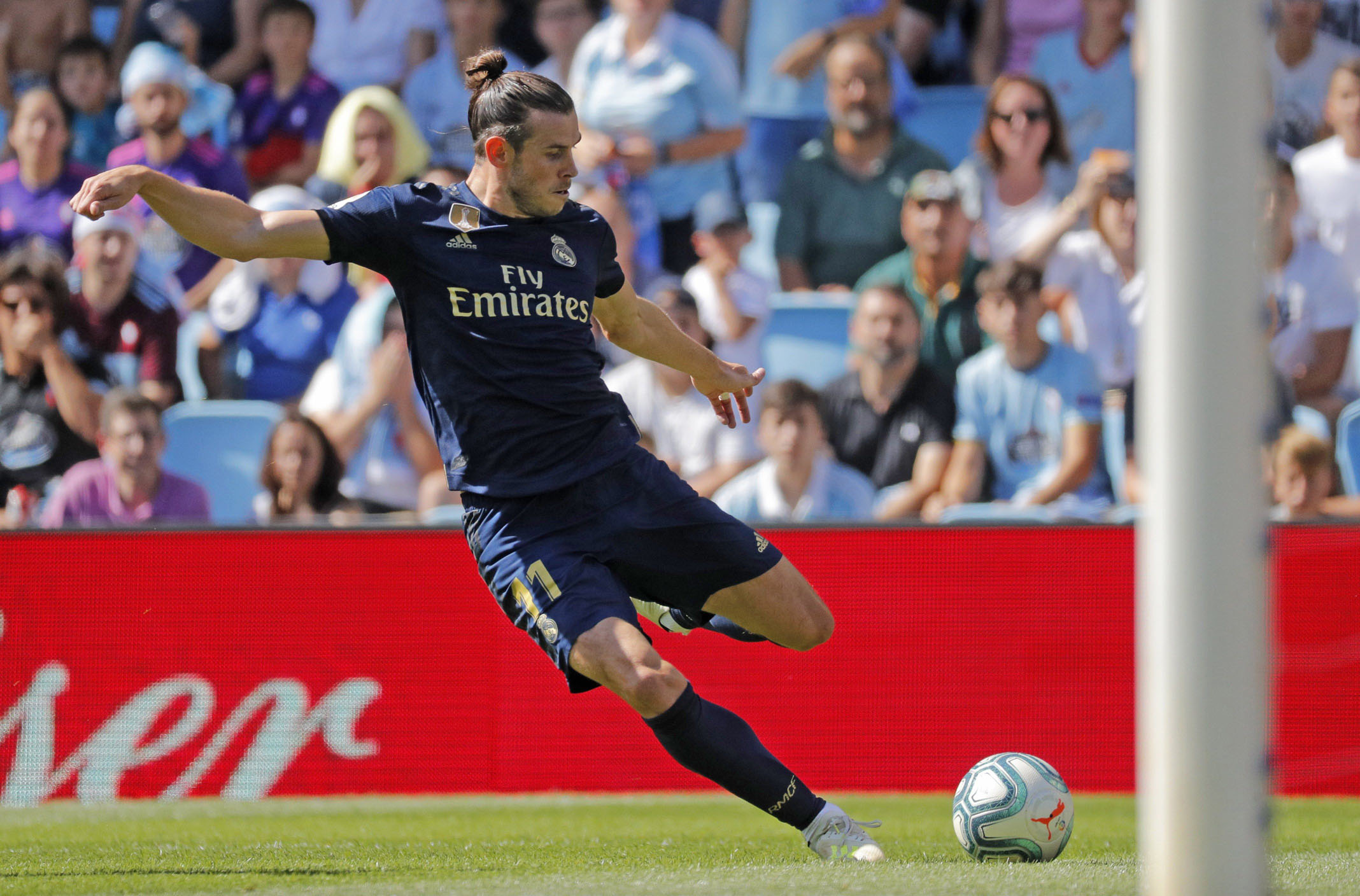 Bale golpea al balón en el partido jugado en Vigo, donde fue uno de los más destacados del Real Madrid. / EFE