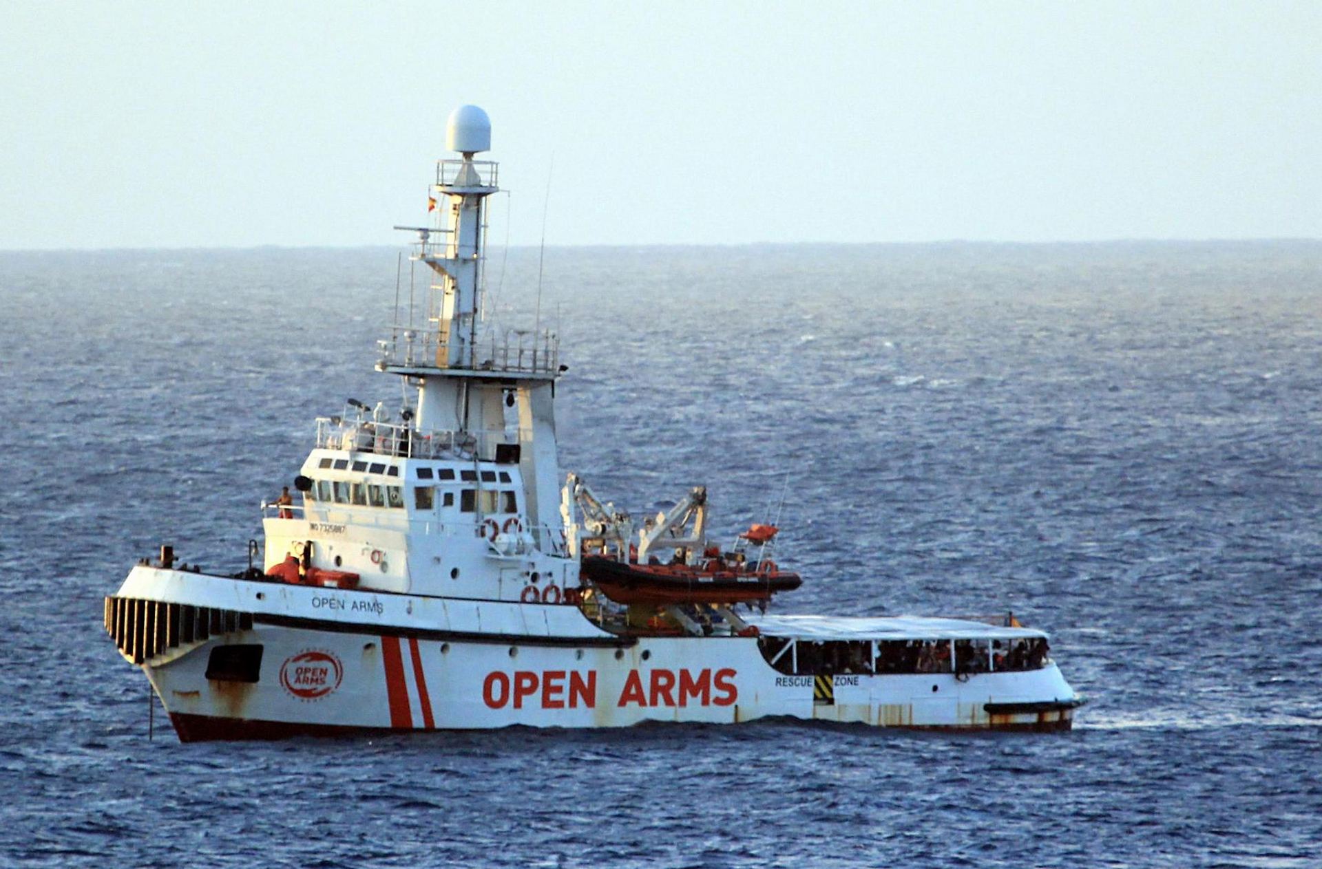 Imagen del barco “Open Arms” con 147 inmigrantes a bordo en las inmediaciones de la isla italiana de Lampedusa.