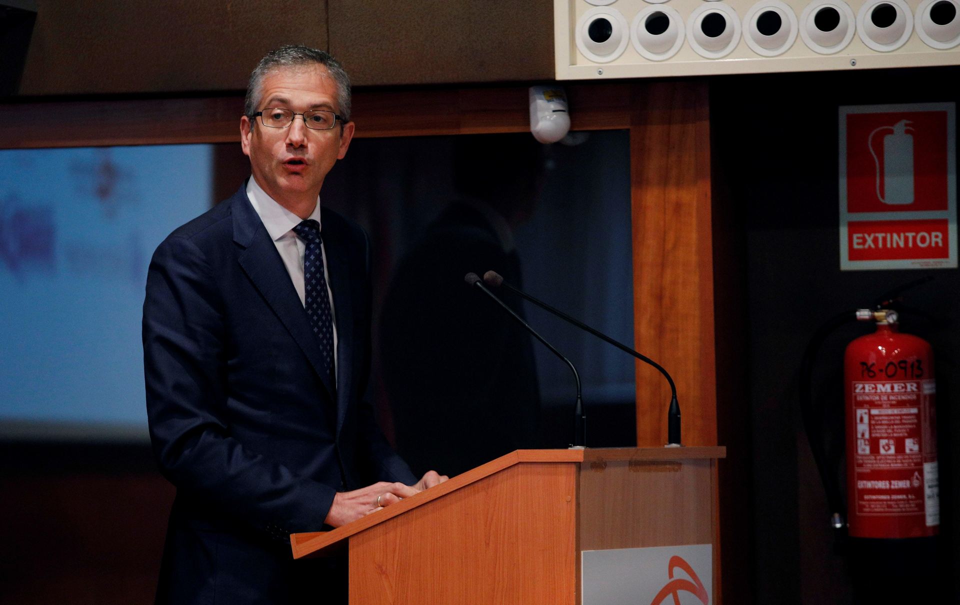El gobernador del Banco de España, Pablo Hernández de Cos durante la conferencia en los cursos de La Granda. / EFE