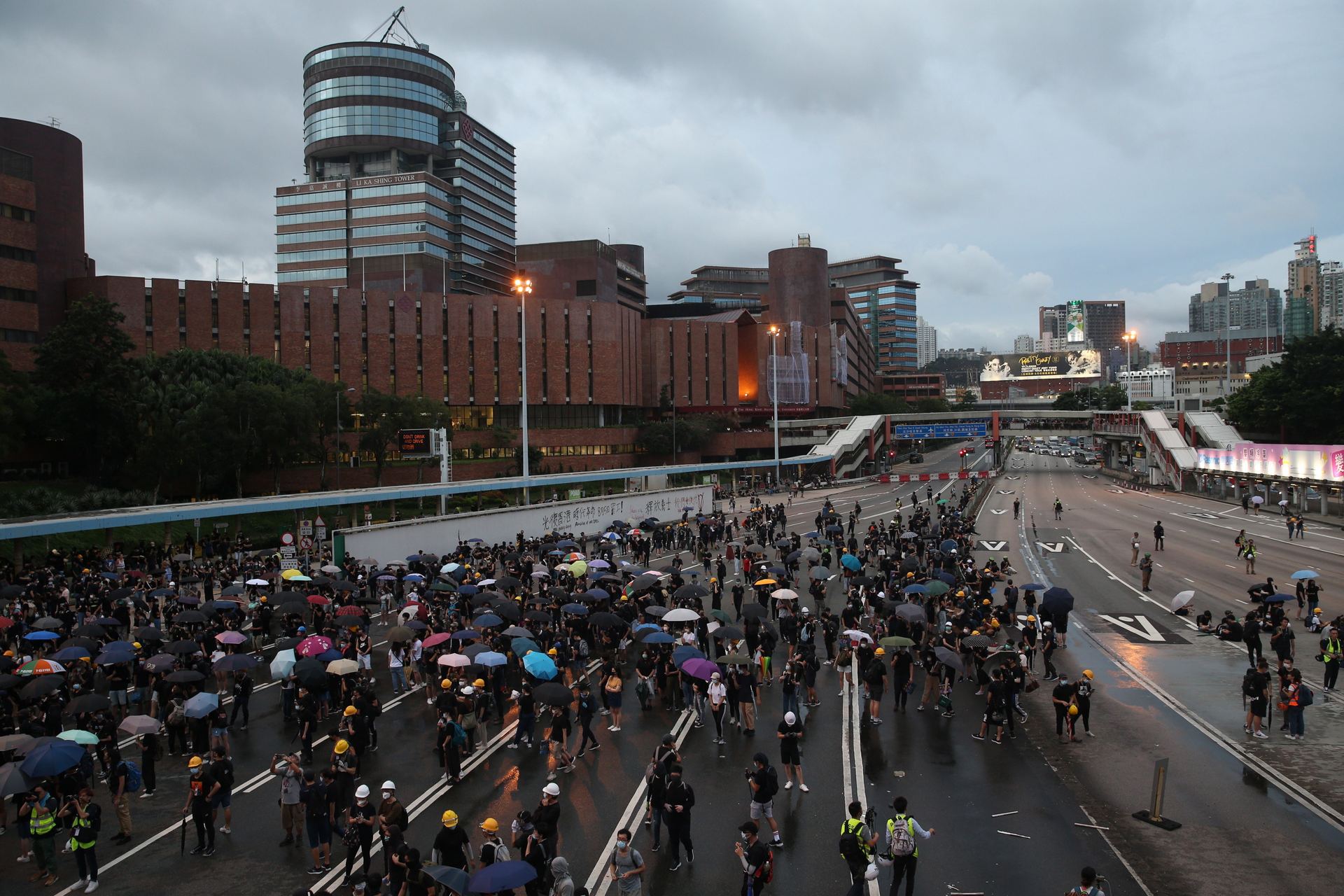 Los manifestantes bloquean el túnel Cross Harbor en Hung Hom.