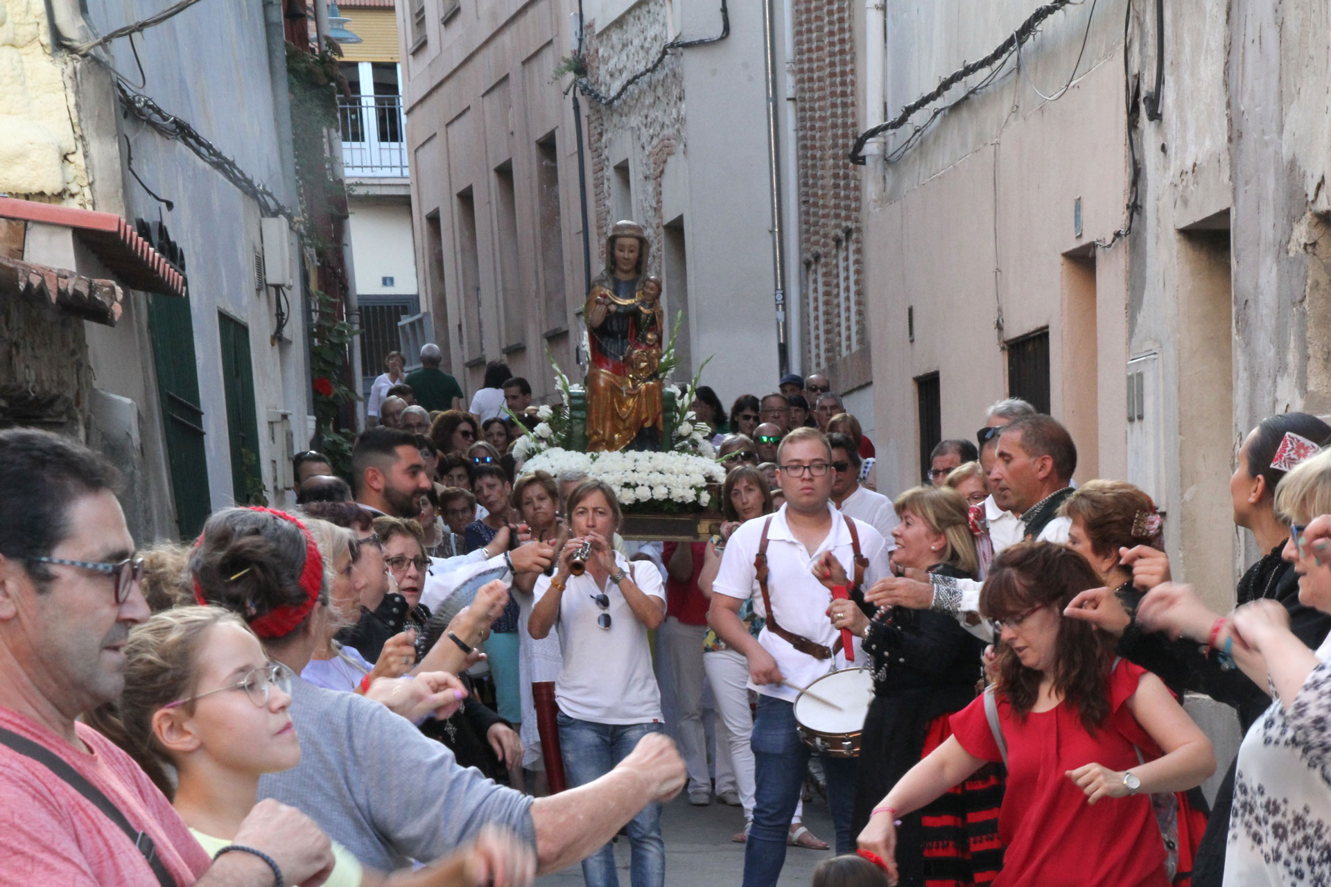 Dulzainas, tamboriles y danzantes honraron a la Virgen en este traslado. / c.n.