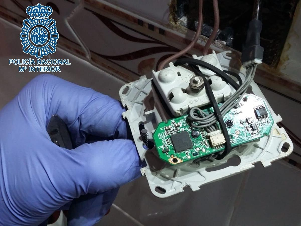 Uno de los discos duros intervenidos por la policía.