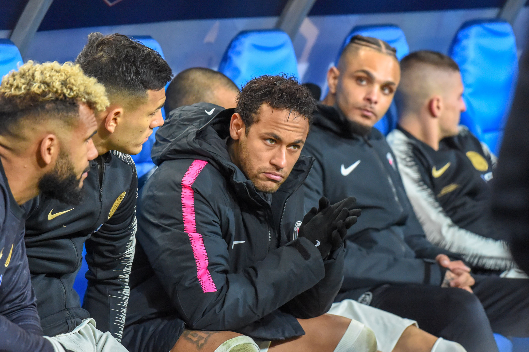 Neymar (centro), que no juega con el PSG desde la temporada pasada a la espera de resolver su futuro, sólo contempla un regreso al FC Barcelona. / E.P.