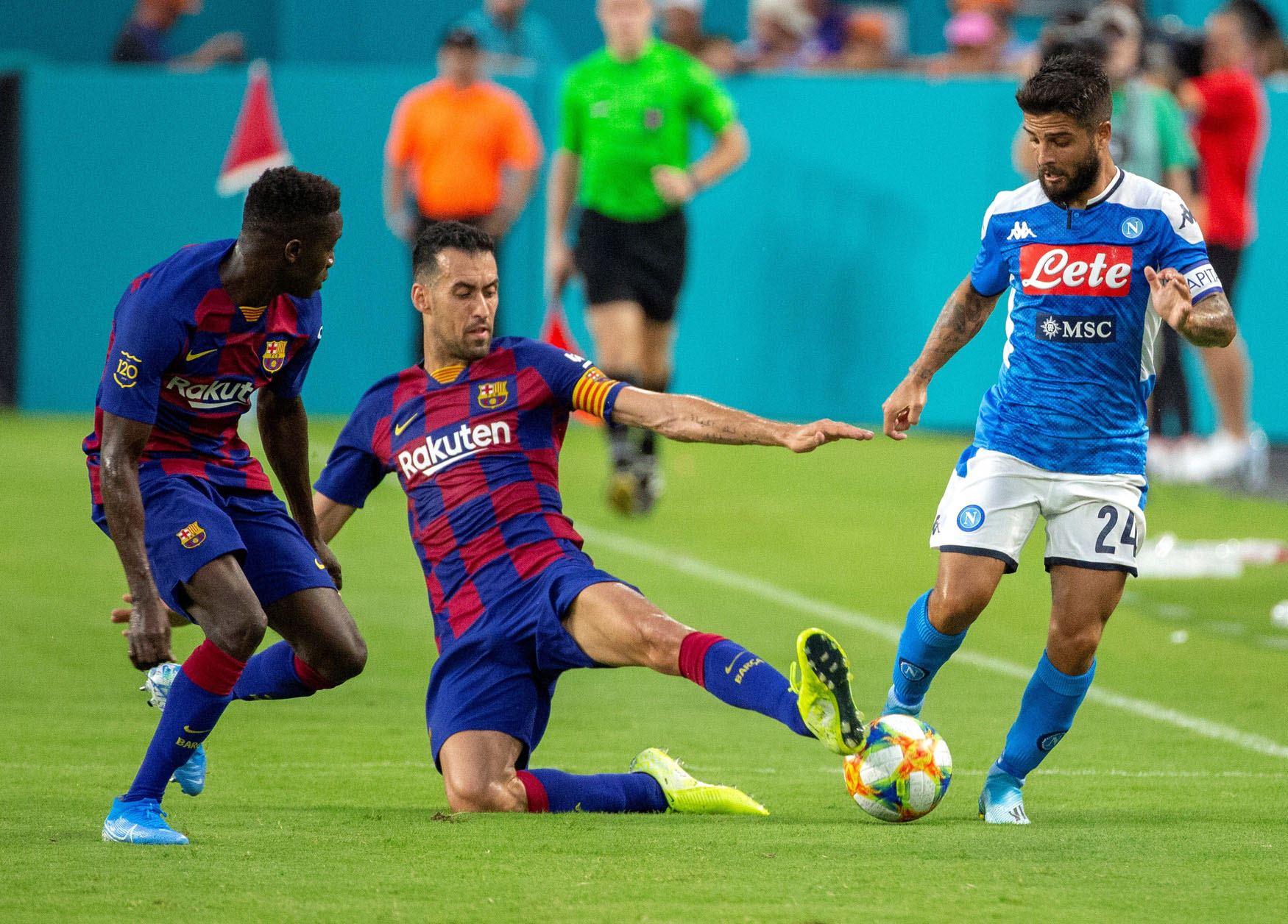 Busquets, autor del primer gol del Barça, se lanza al suelo para tratar de robarle el balón a Insigne. / EFE