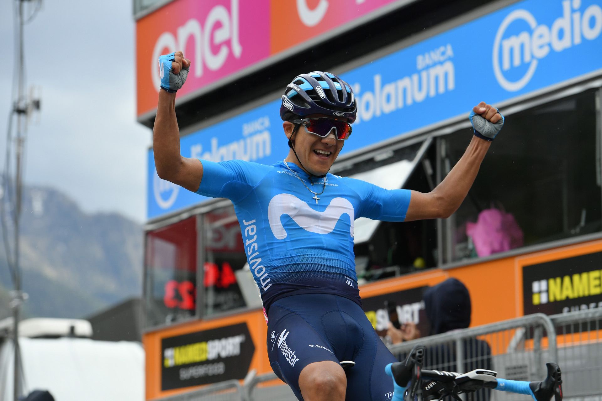 El ciclista ecuatoriano Richard Carapaz entra victorioso en la meta de una etapa del Giro de Italia. / europa press