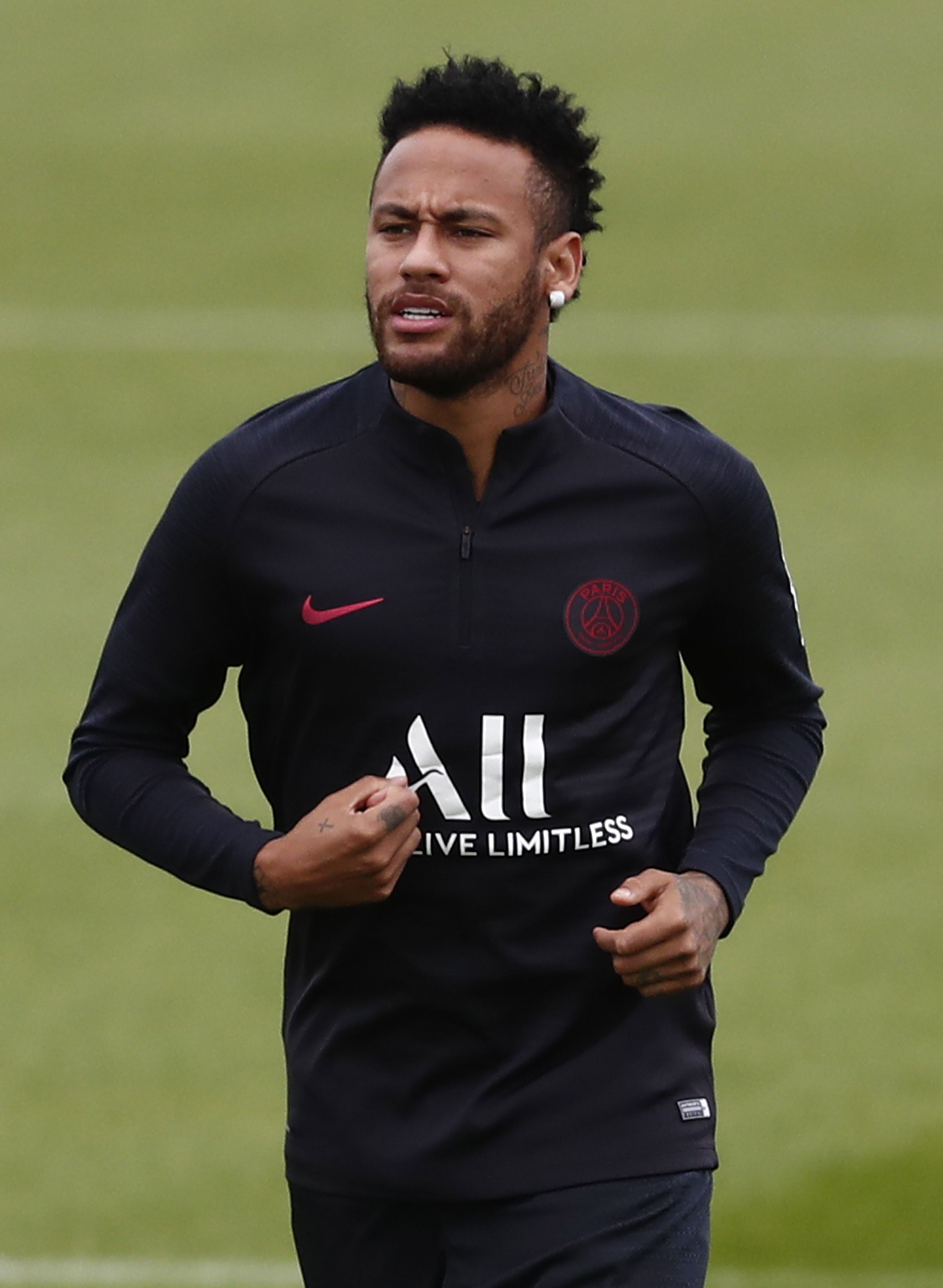 El jugador brasileño Neymar realiza varios ejercicios durante un entrenamiento con el París Saint Germain. / efe