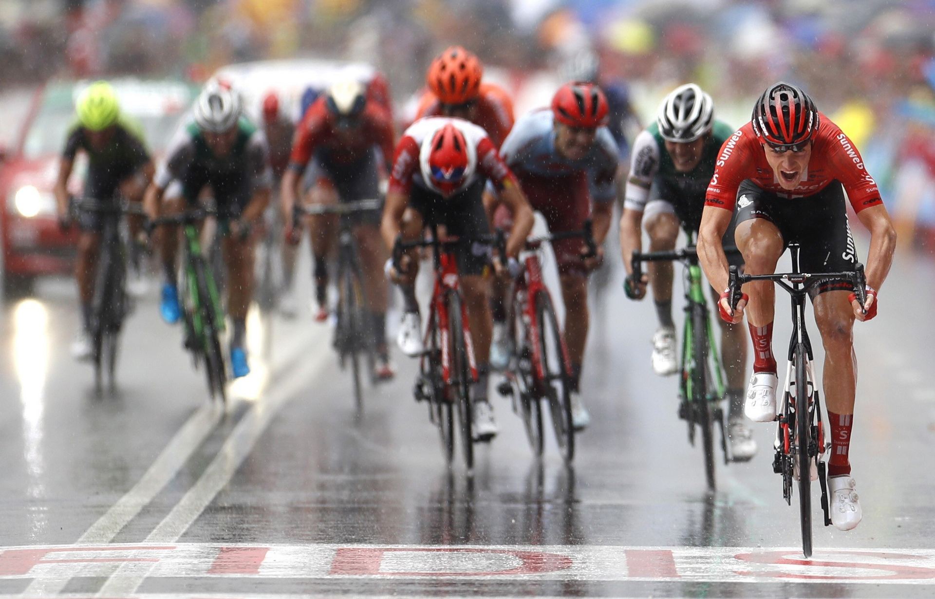 El ciclista alemán Nikias Arndt en el momento de atravesar la línea de meta de la octava etapa de la Vuelta.