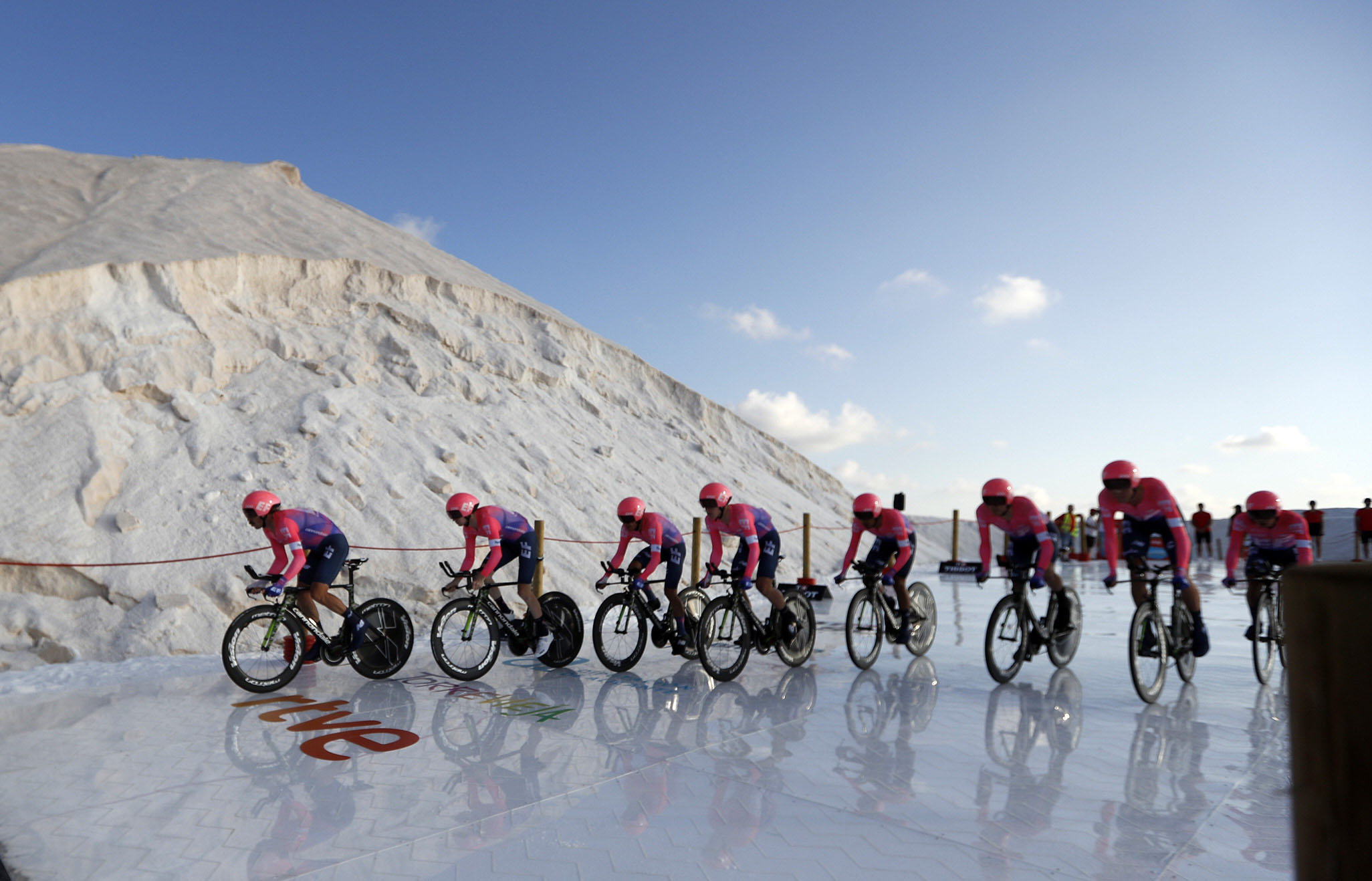 Las Salinas de Torrevieja fueron el punto de partida de la edición 2019 de la Vuelta a España. / EFE