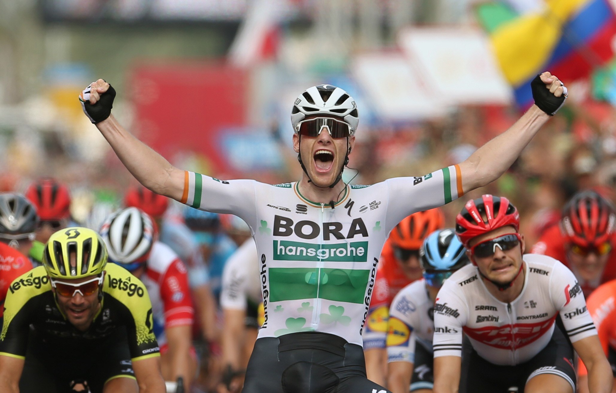 Sam Bennett celebra su victoria en la llegada al esprint de Alicante en la tercera etapa de la Vuelta 2019. / EFE
