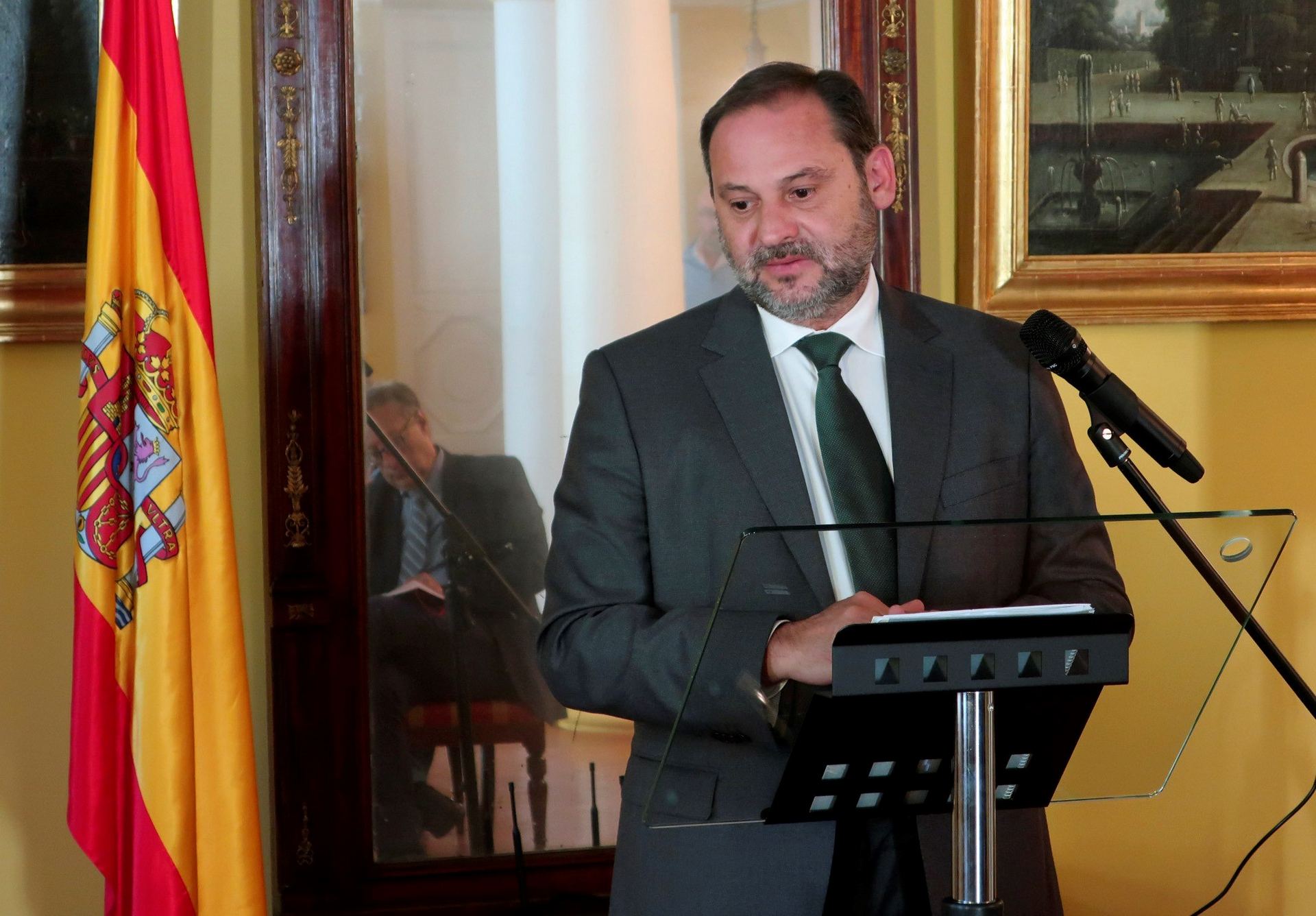 El ministro de Fomento en funciones, José Luis Ábalos, durante una rueda de prensa. / Efe