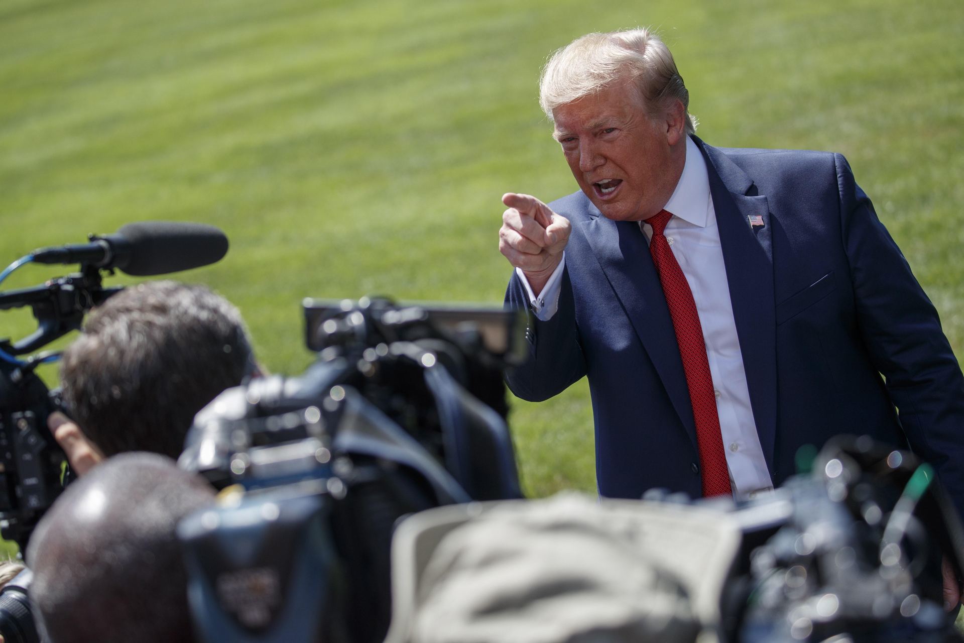 El presidente de Estados Unidos, Donald Trump, atiende a los medios de comunicación. / EFE