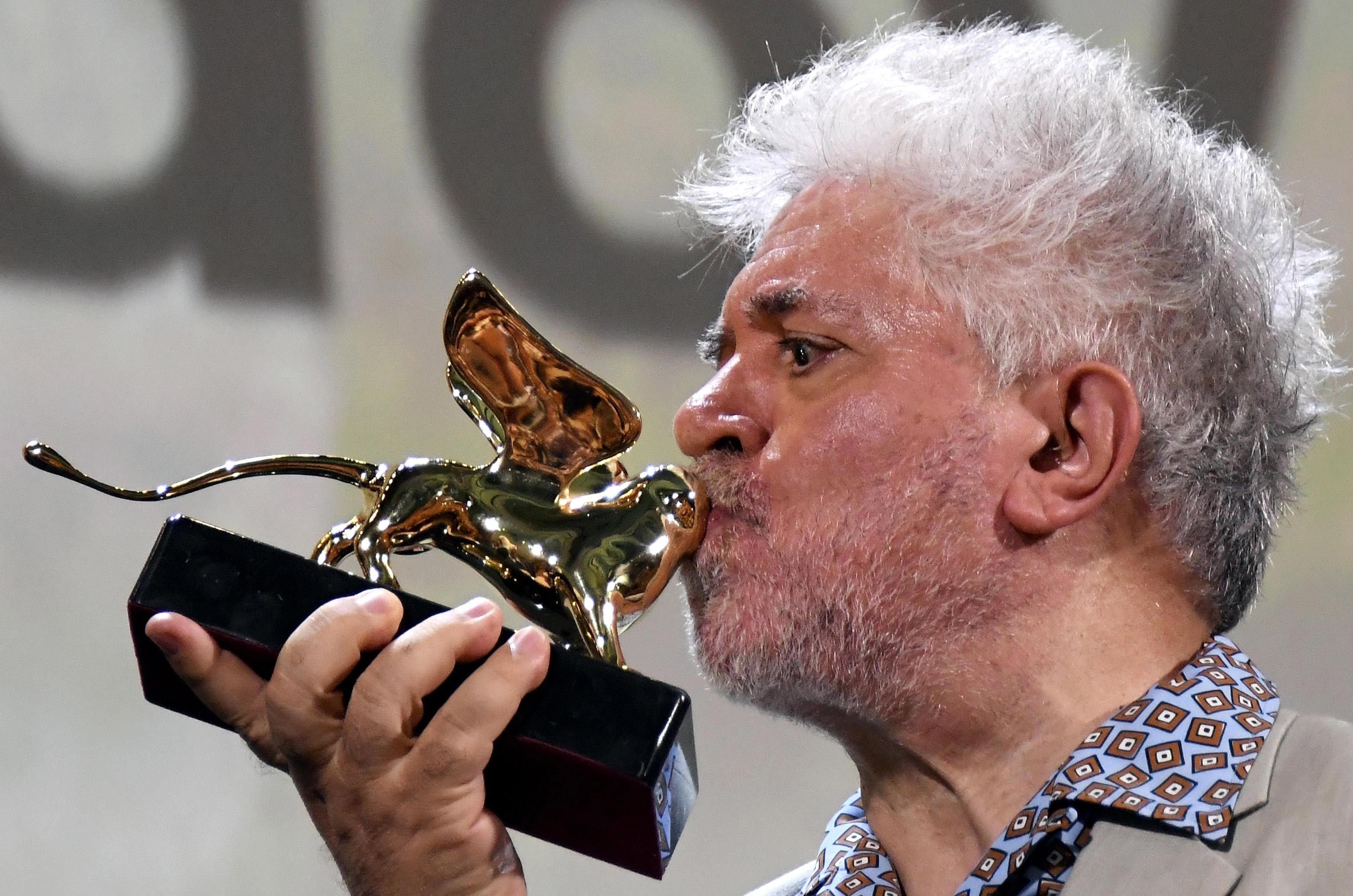 El director manchego Pedro Almodóvar con el León de Oro de Venecia en reconocimiento a toda su trayectoria. / EFE