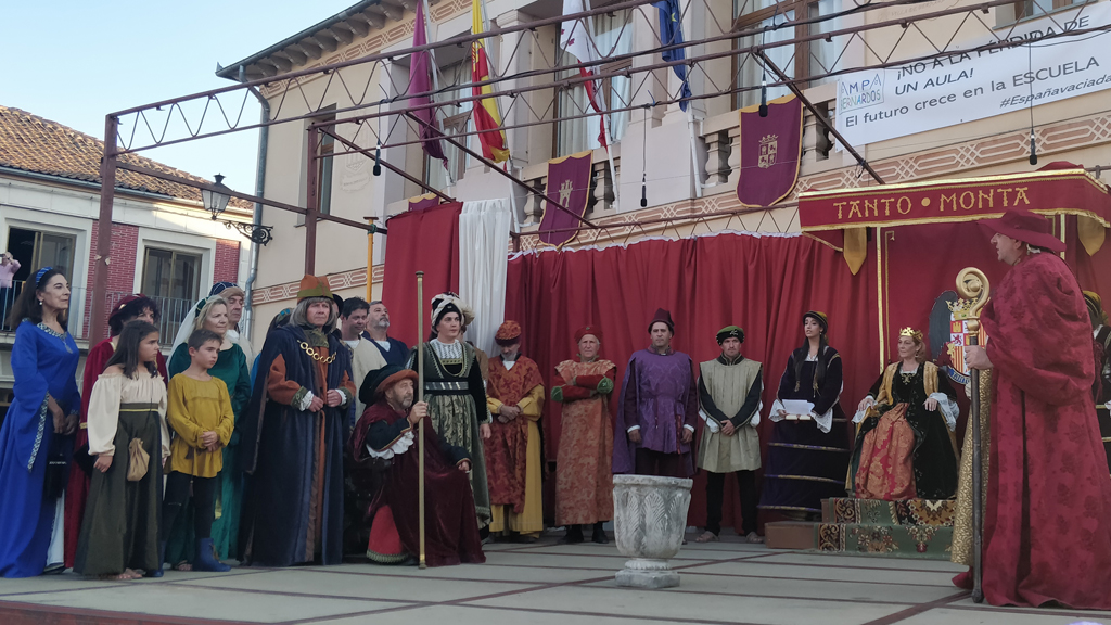 Un recuerdo especial de la boda entre Juan Bravo y María Coronel 1 La comitiva de la familia Coronel espera a su bautizo para consumar su conversión al cristianismo tras rechazar sus creencias judías. / César Aldecoa