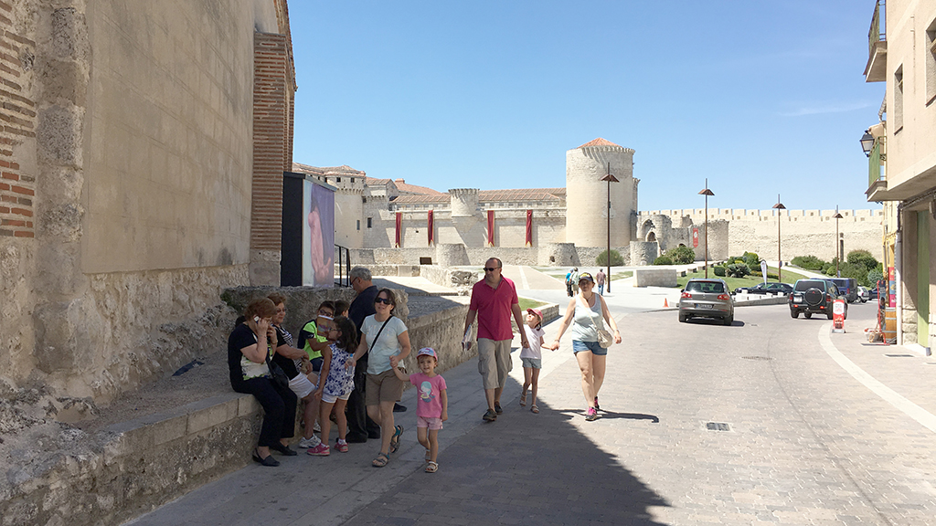El verano llena de vida y actividad los pueblos de la provincia 1 Los municipios segovianos crecen en población durante la época estival gracias a la llegada de turistas y familiares en estancias largas o visitas diarias. / C.N.