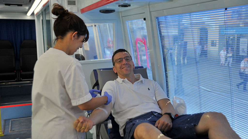 Segovia incrementa el número de donaciones un 7,52% respecto a 2018 1 Un donante aguarda en la camilla a que la sanitaria le coloque la vía para comenzar con la donación en la unidad móvil del Chemcyl. / Kamarero