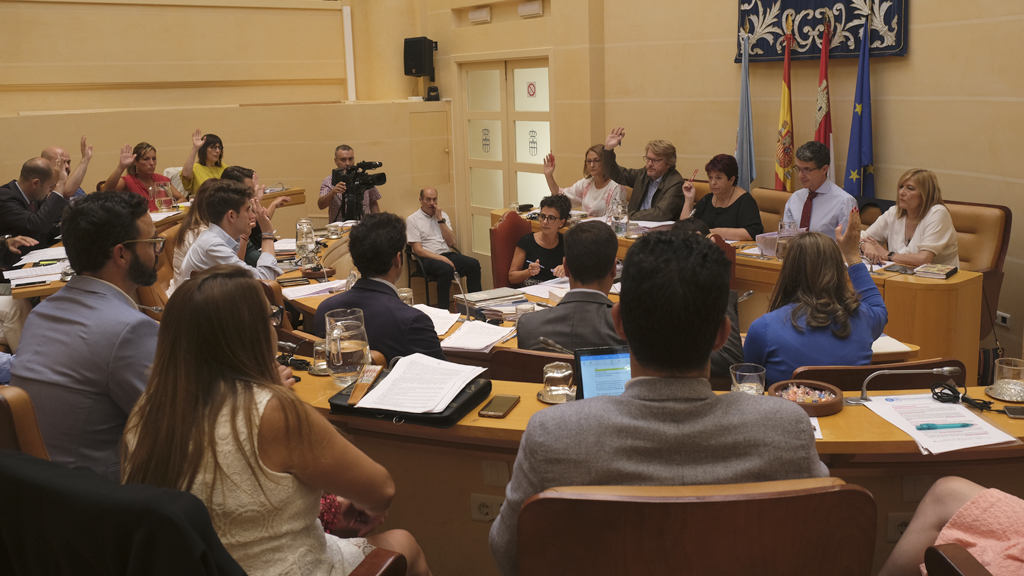 Los miembros de la Corporación municipal votan en la última sesión plenaria celebrada en el Ayuntamiento. / Kamarero