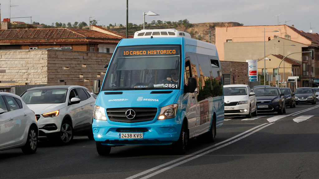 Autobús de la Línea 10, que conecta el recinto amurallado con la zona del Acueducto y el centro de salud de San Lorenzo, aunque su horario ha generado algunas críticas. / Nerea Llorente