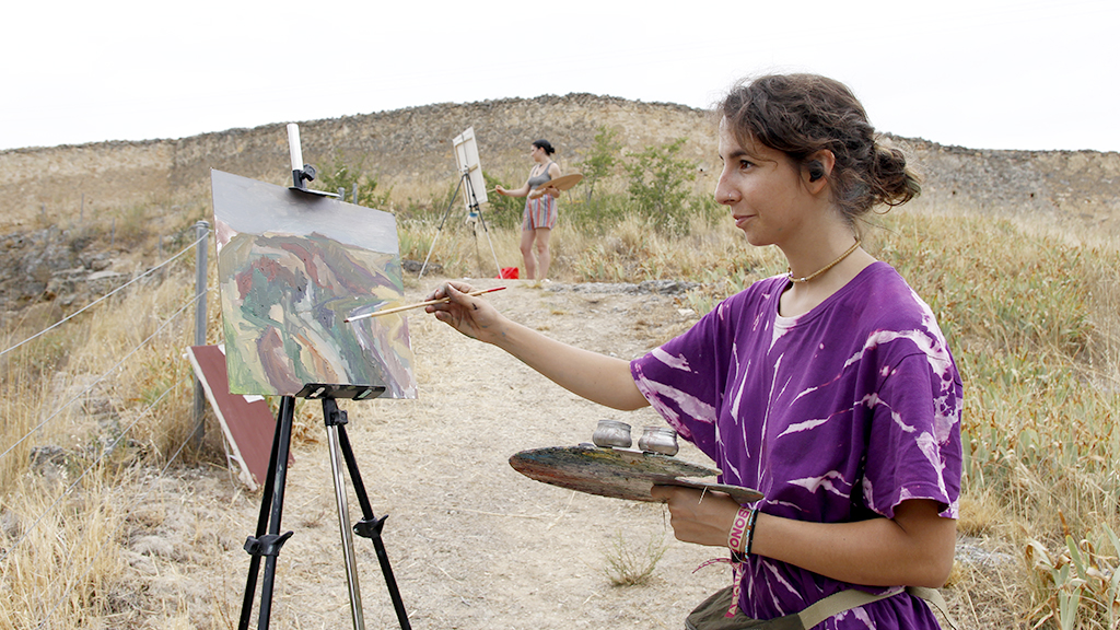El magnífico escenario de la Huerta de los Carmelitas ofreció diferentes paisajes a los estudiantes que estos días recorren la provincia para experimentar con la pintura. / Nerea Llorente