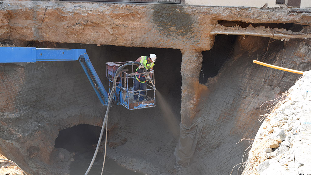 Tras el socavón ocasionado por el torrente de la tormenta del lunes en San Millán el viernes comenzó a proyectarse hormigón para rellenar la oquedad. / Rocío Pardos