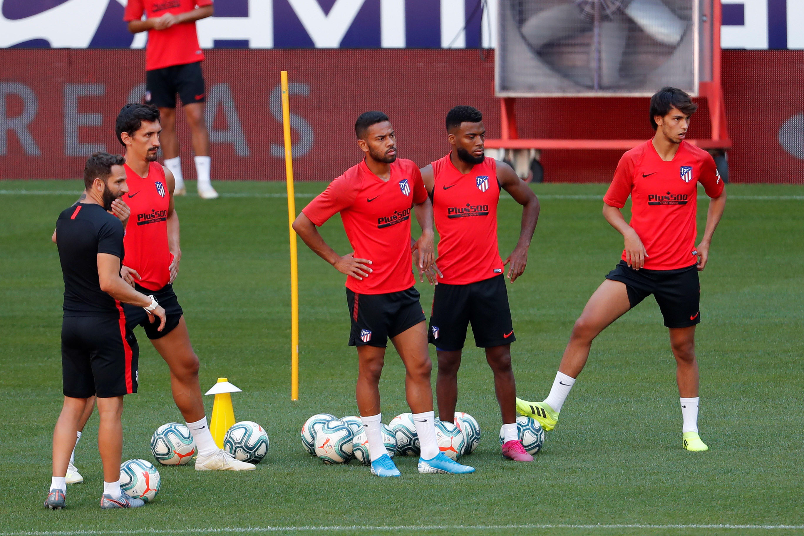 Joao Félix (dcha), el fichaje más caro de la historia del Atlético de Madrid, durante el entrenamiento de ayer. / EFE