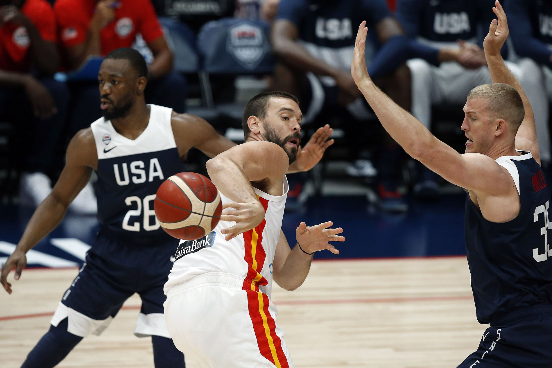 Marc Gasol suelta al balón ante la defensa de Mason Plumlee en la defensa de España ante Estados Unidos. / EFE