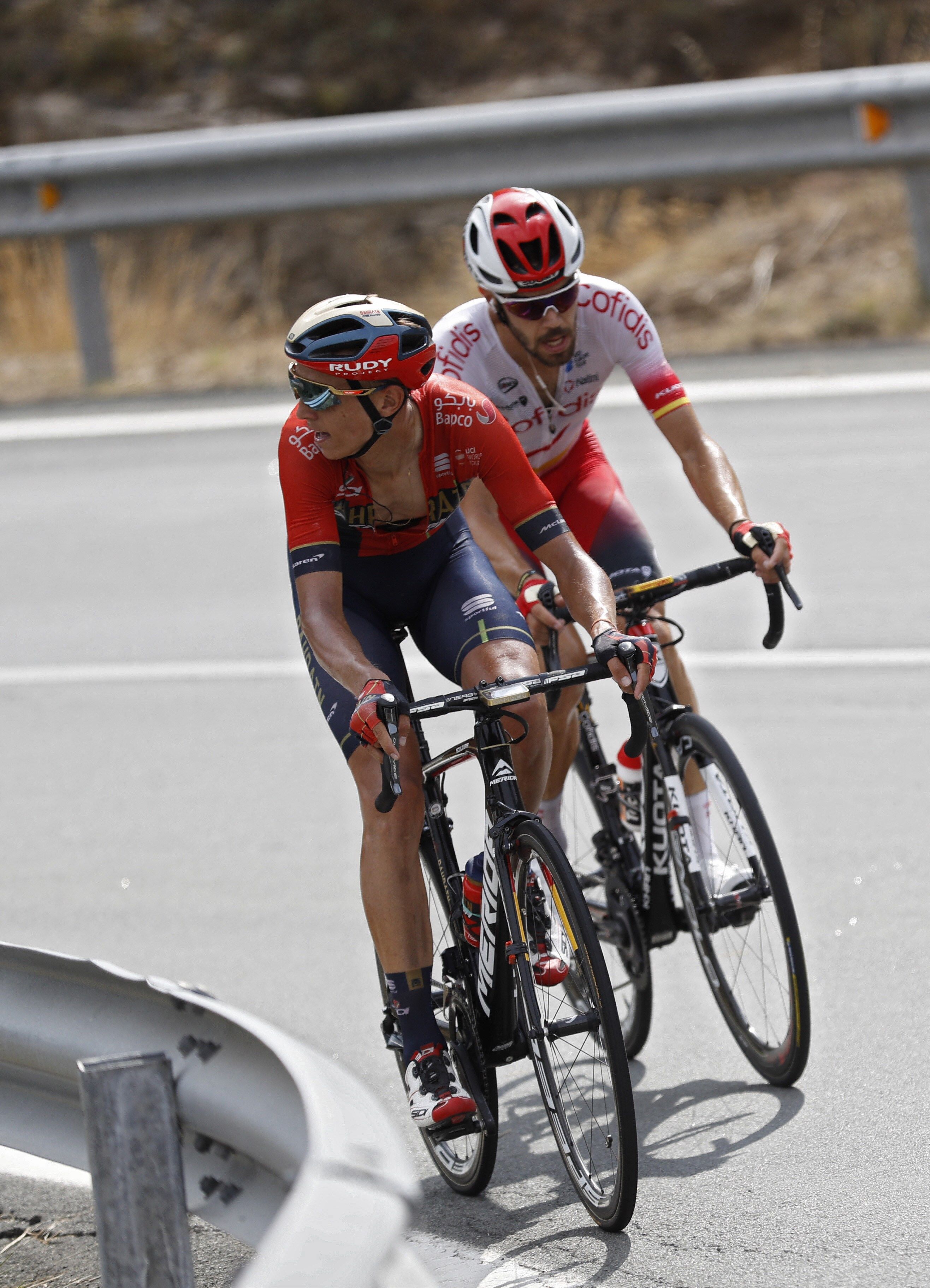 Dylan Teuns (i) y Jesús Herrada en el tramo final de la etapa. / EFE