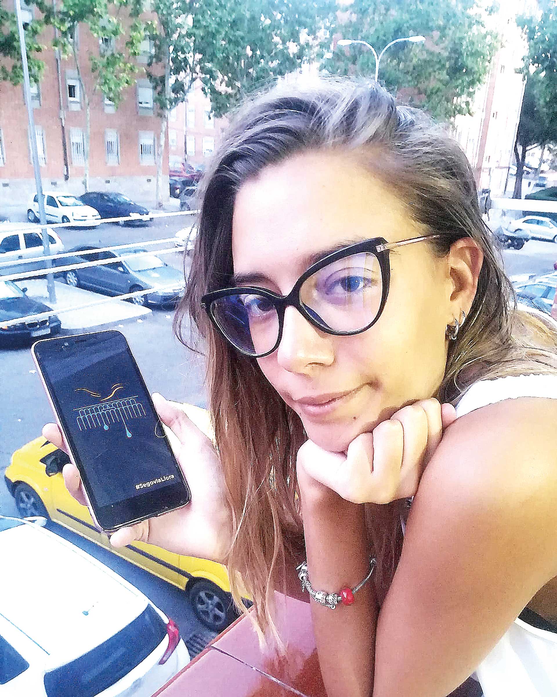 Jimena Tabanera, mostrando en su móvil el logotipo que representa el sentimiento de pesar de los segovianos. / E. A