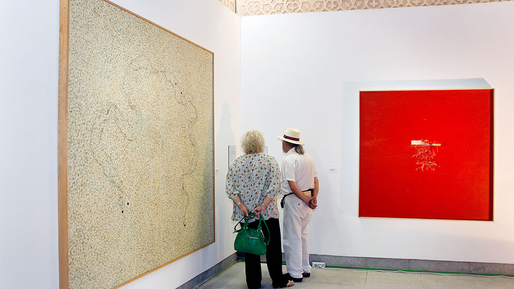 Una pareja observa algunas de las obras expuestas en el primer ciclo de la exposición arquiart/ 4x2. / Kamarero