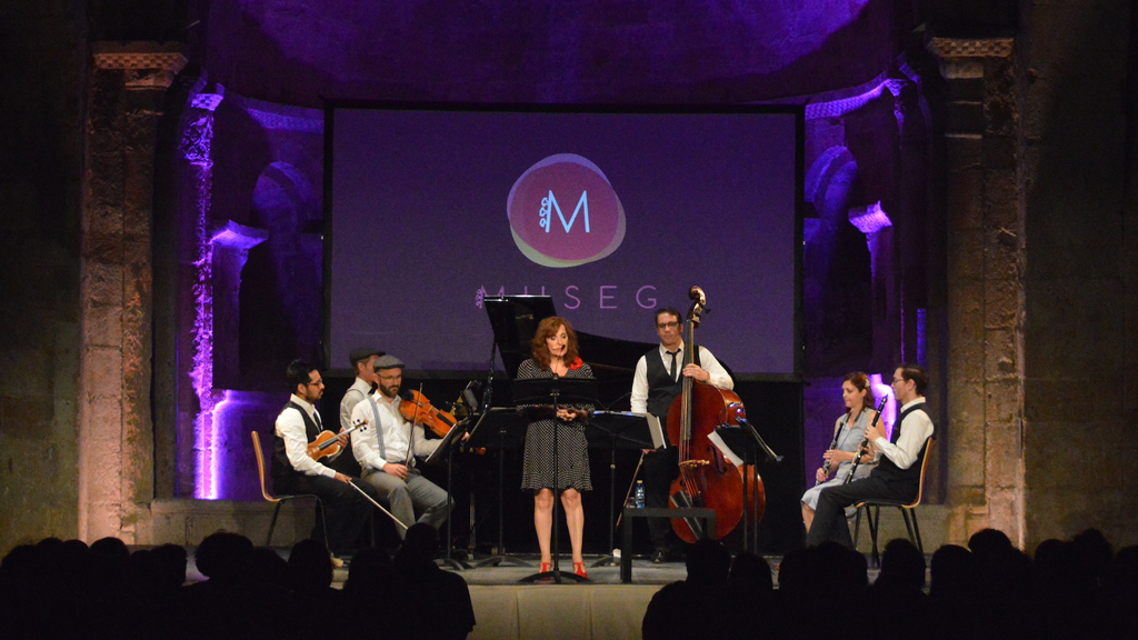 Elvira Lindo, en el centro, como narradora de ‘El niño y la bestia’, junto a Linien Ensemble, la noche del viernes en San Juan de los Caballeros. / E. A.