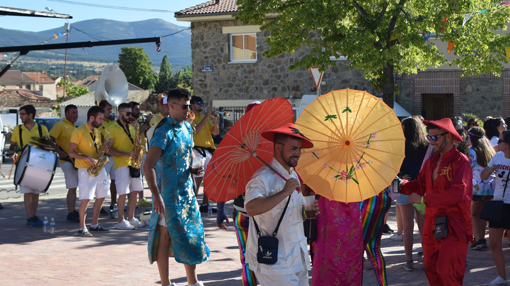 Decenas de jóvenes acudieron disfrazados al acto de inauguración de las peñas. / Rocío Pardos